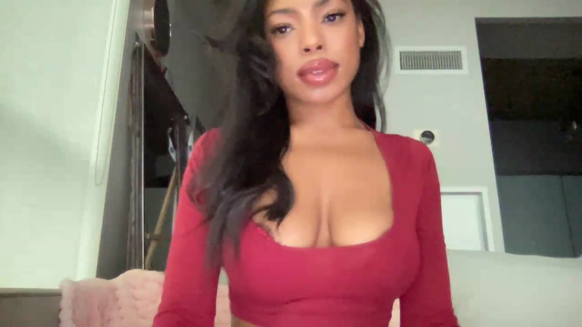 Gallery image thumbnail from EmiliaBrooks's myfreecams stream on, 07/16/2026, 24:16 image 16 of 20