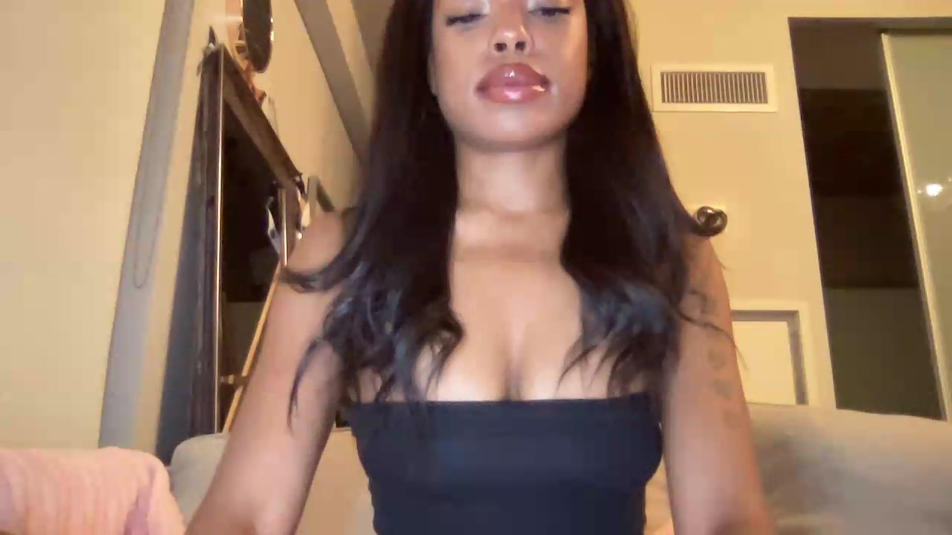 Gallery image thumbnail from EmiliaBrooks's myfreecams stream on, 07/16/2026, 02:02 image 19 of 20