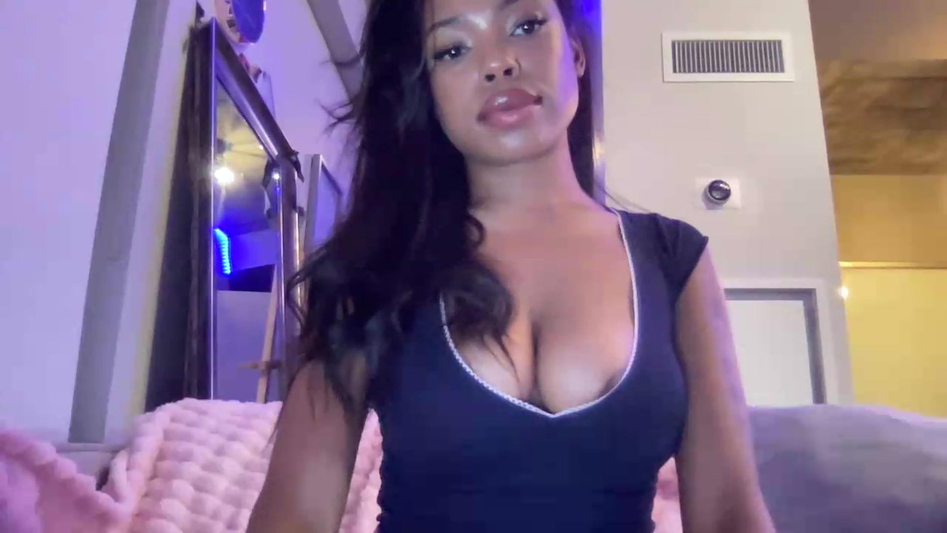 Gallery image thumbnail from EmiliaBrooks's myfreecams stream on, 08/01/2026, 03:50 image 12 of 20