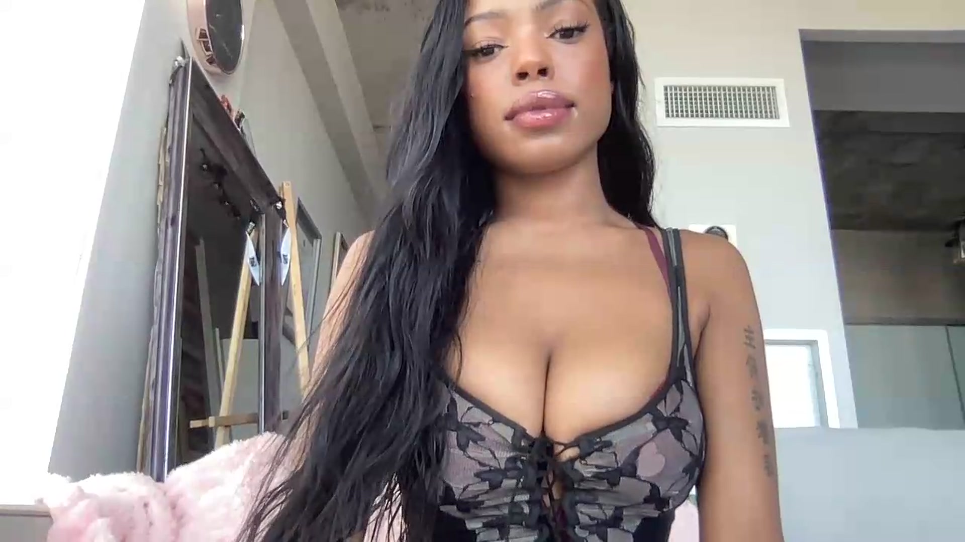 Gallery image thumbnail from EmiliaBrooks's myfreecams stream on, 08/05/2026, 19:43 image 6 of 20