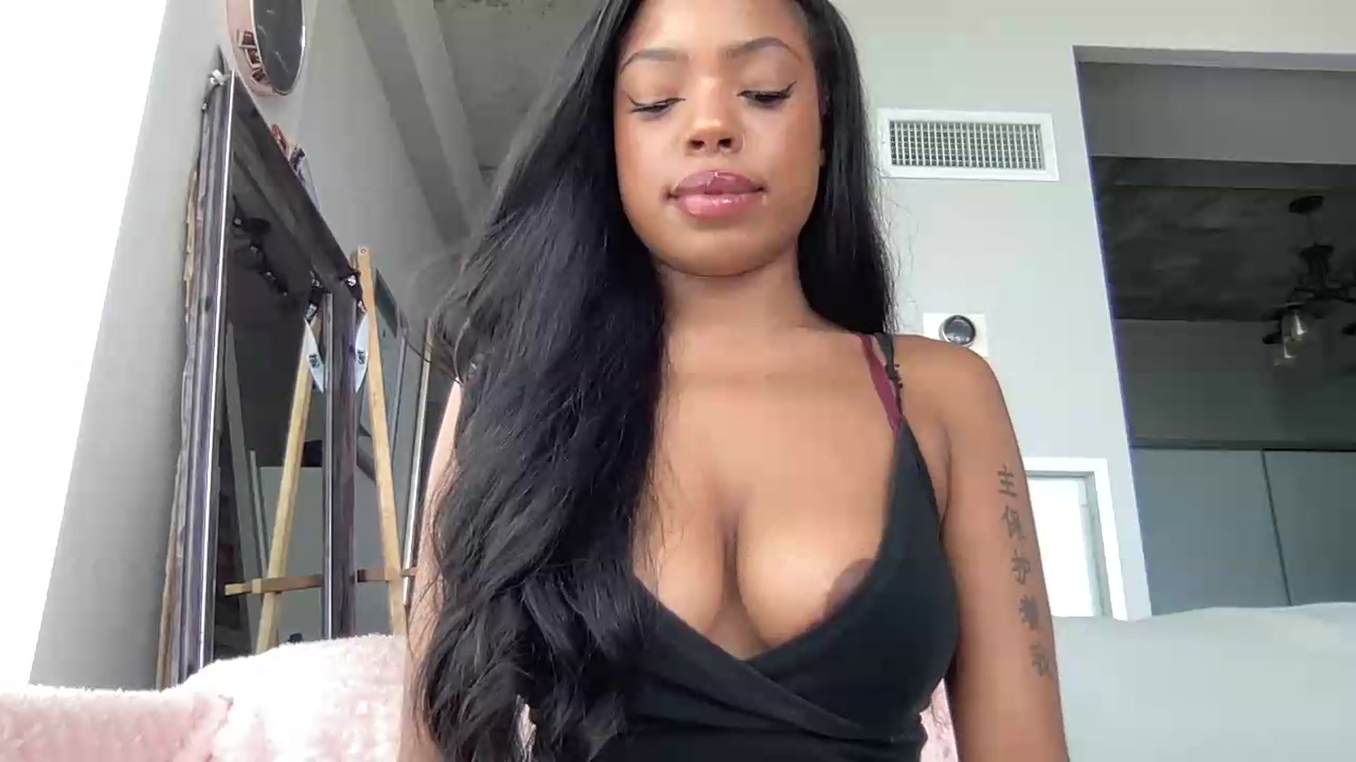 Gallery image thumbnail from EmiliaBrooks's myfreecams stream on, 08/06/2026, 17:27 image 16 of 20
