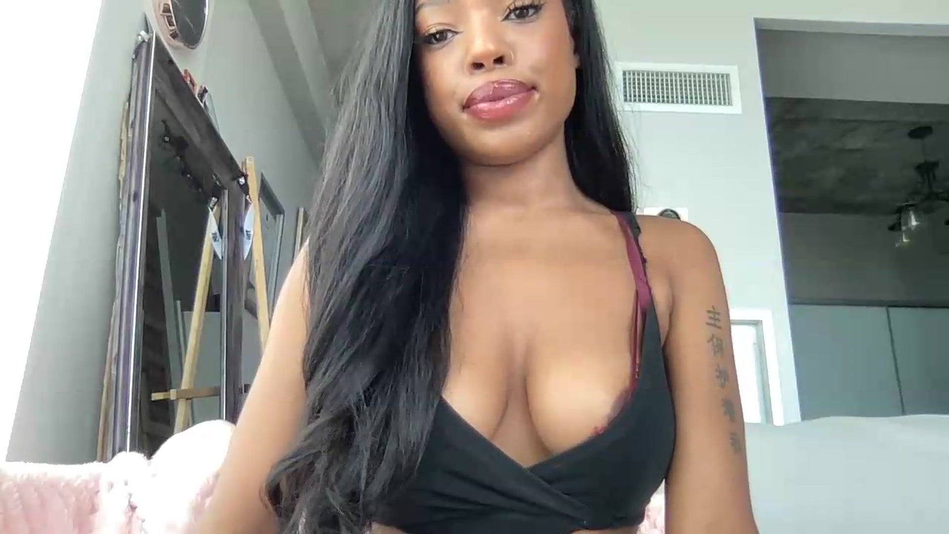 Gallery image thumbnail from EmiliaBrooks's myfreecams stream on, 08/06/2026, 18:39 image 16 of 20