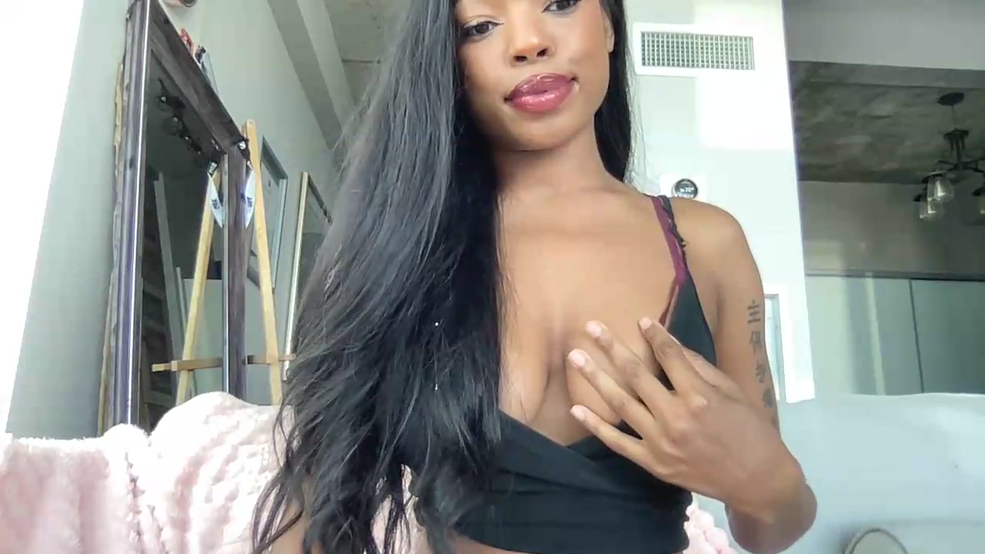 Gallery image thumbnail from EmiliaBrooks's myfreecams stream on, 08/06/2026, 19:18 image 18 of 20