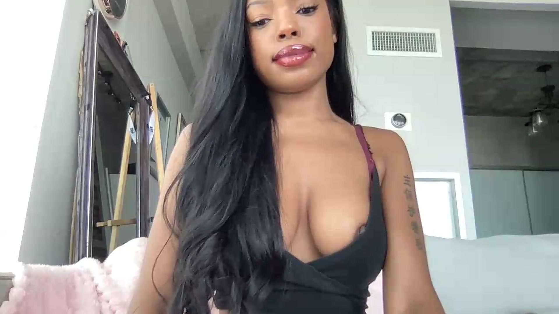 Gallery image thumbnail from EmiliaBrooks's myfreecams stream on, 08/06/2026, 19:18 image 3 of 20