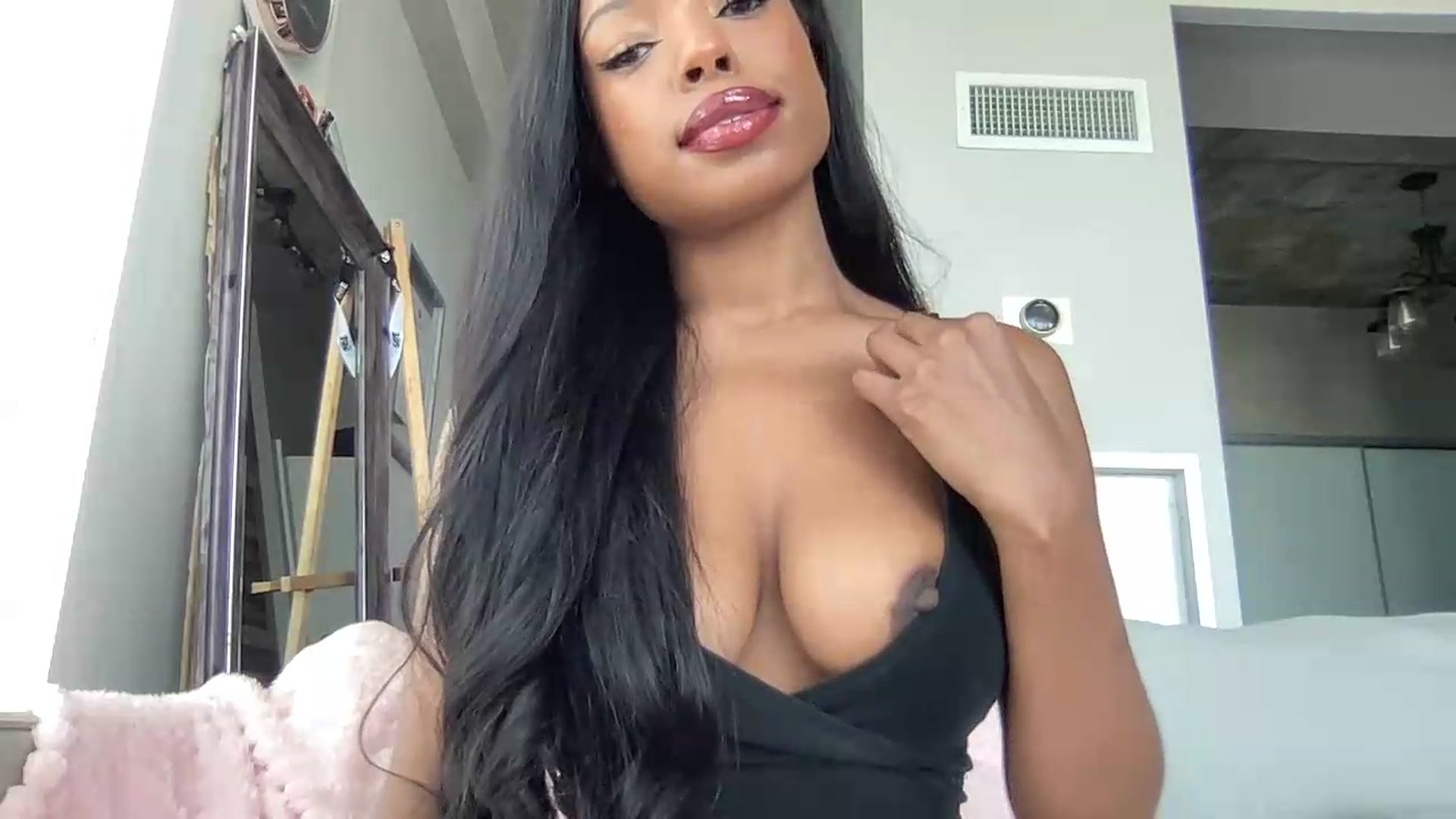 Gallery image thumbnail from EmiliaBrooks's myfreecams stream on, 08/06/2026, 19:18 image 6 of 20