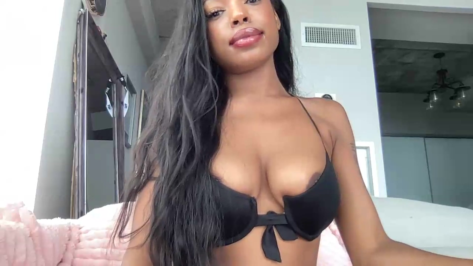 Gallery image thumbnail from EmiliaBrooks's myfreecams stream on, 08/10/2026, 15:37 image 17 of 20