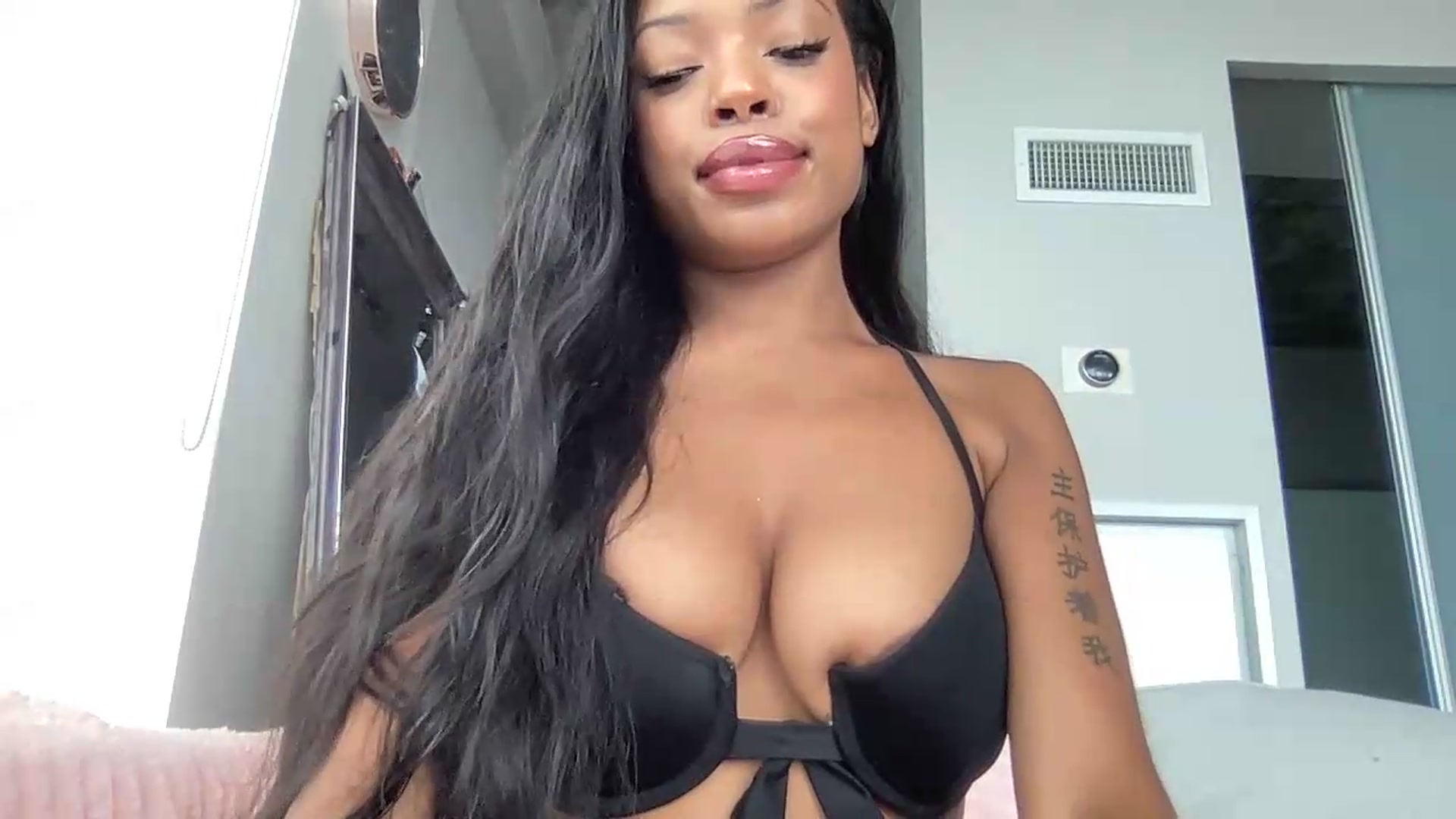 Gallery image thumbnail from EmiliaBrooks's myfreecams stream on, 08/10/2026, 15:37 image 9 of 20