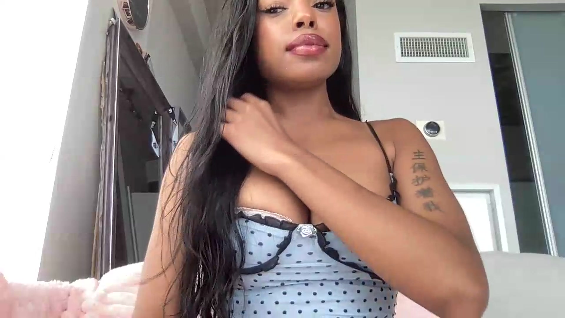 Gallery image thumbnail from EmiliaBrooks's myfreecams stream on, 08/10/2026, 17:42 image 10 of 20