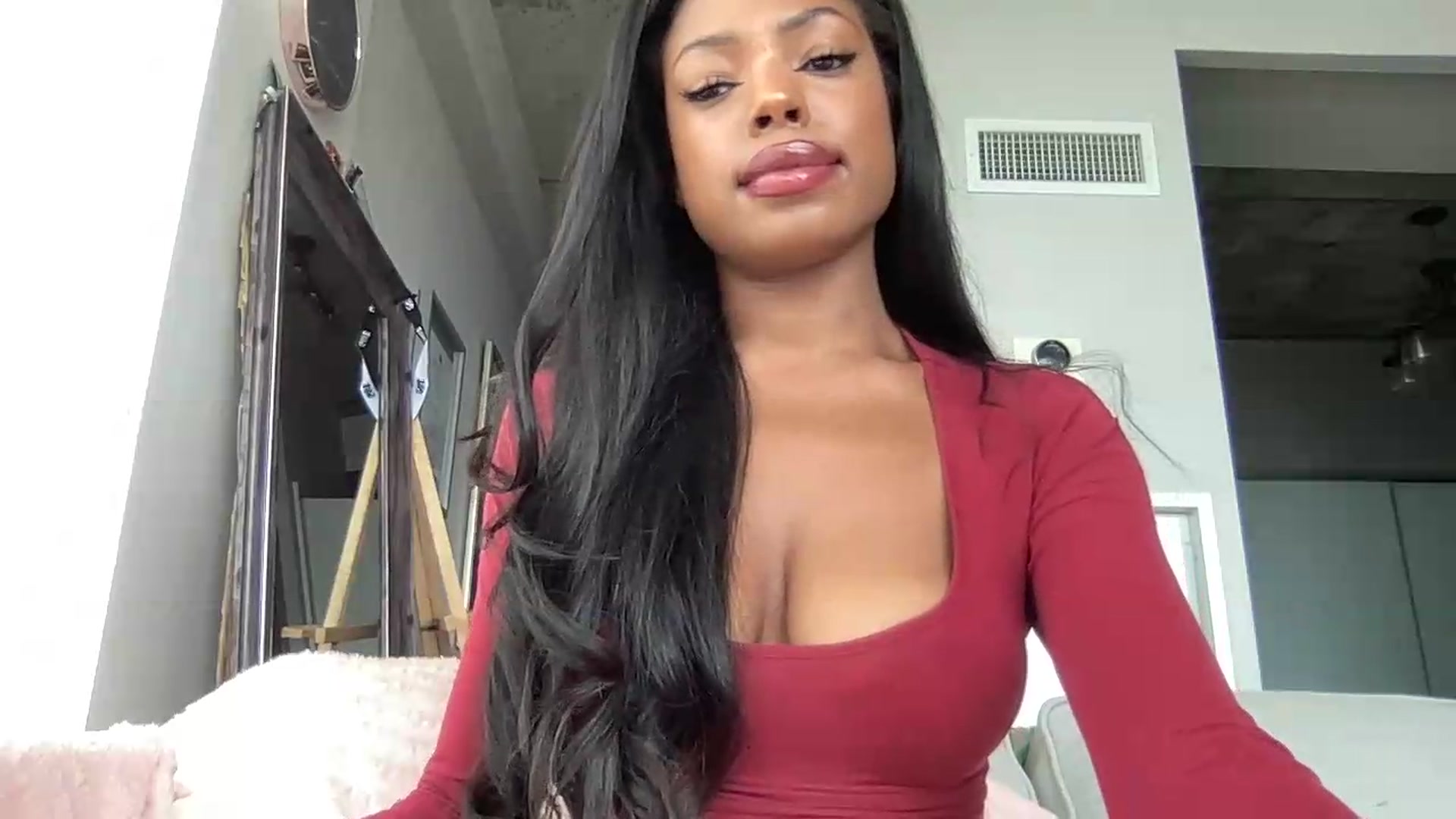 Gallery image thumbnail from EmiliaBrooks's myfreecams stream on, 09/04/2026, 19:16 image 13 of 20