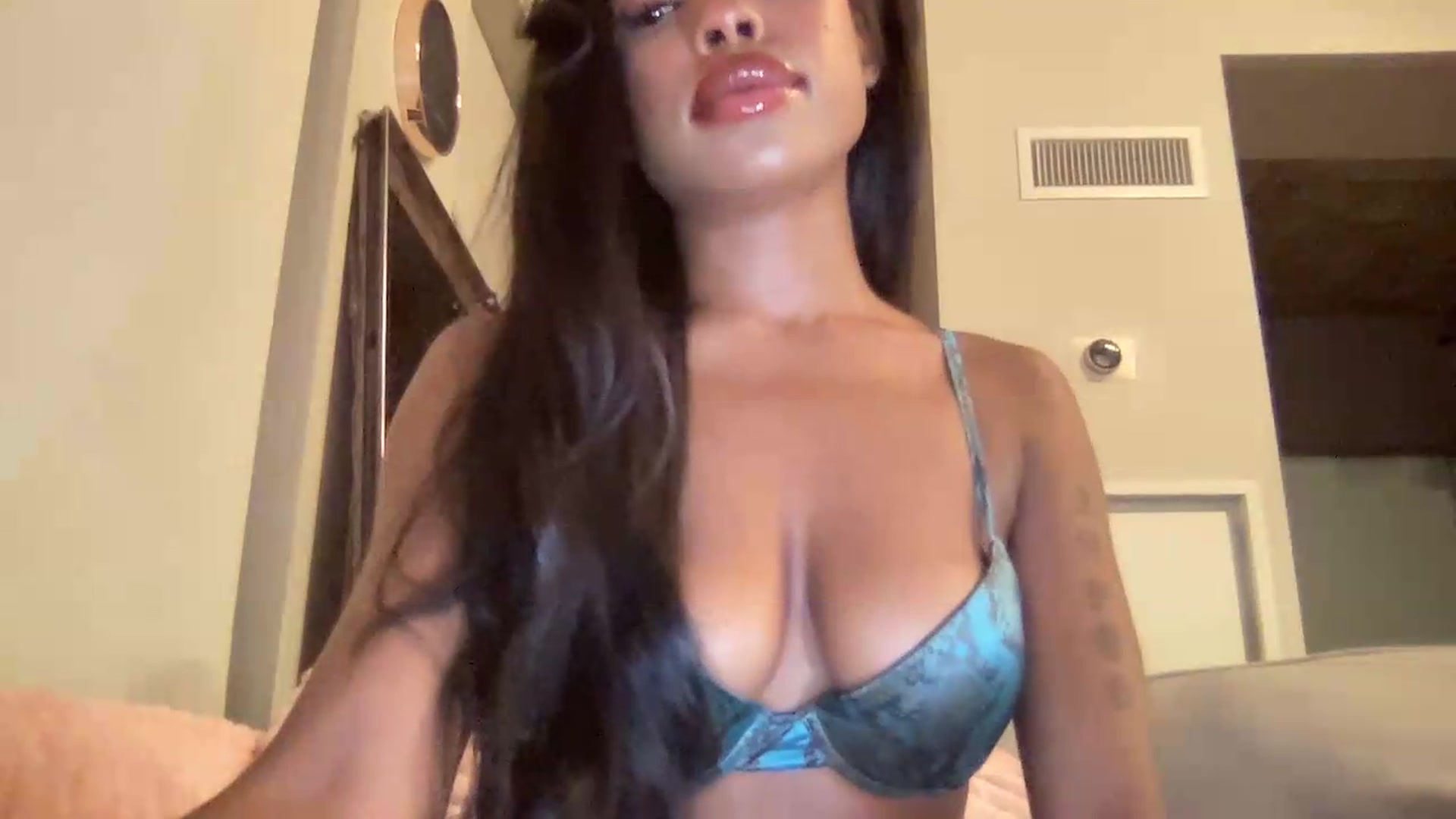 Gallery image thumbnail from EmiliaBrooks's myfreecams stream on, 09/16/2026, 02:30 image 11 of 20