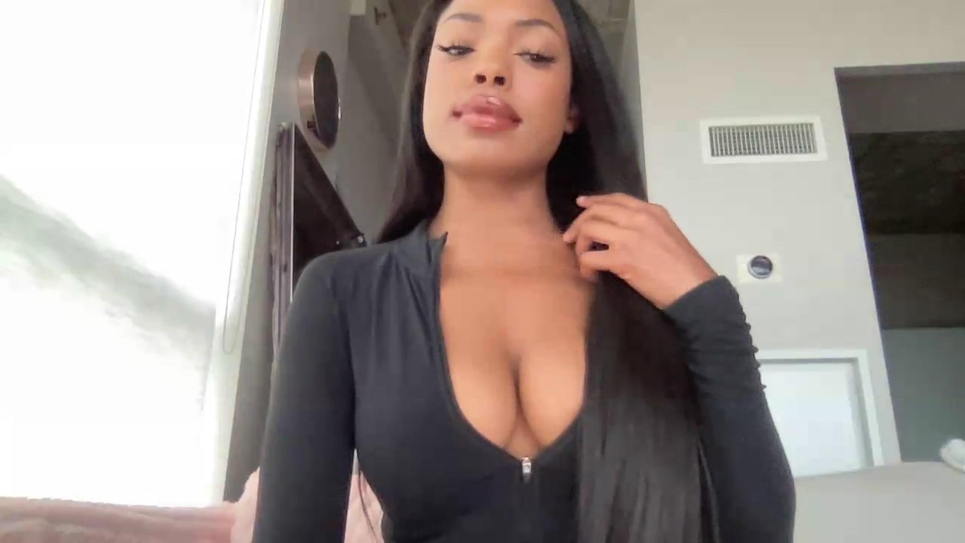 Gallery image thumbnail from EmiliaBrooks's myfreecams stream on, 09/18/2026, 23:23 image 2 of 20