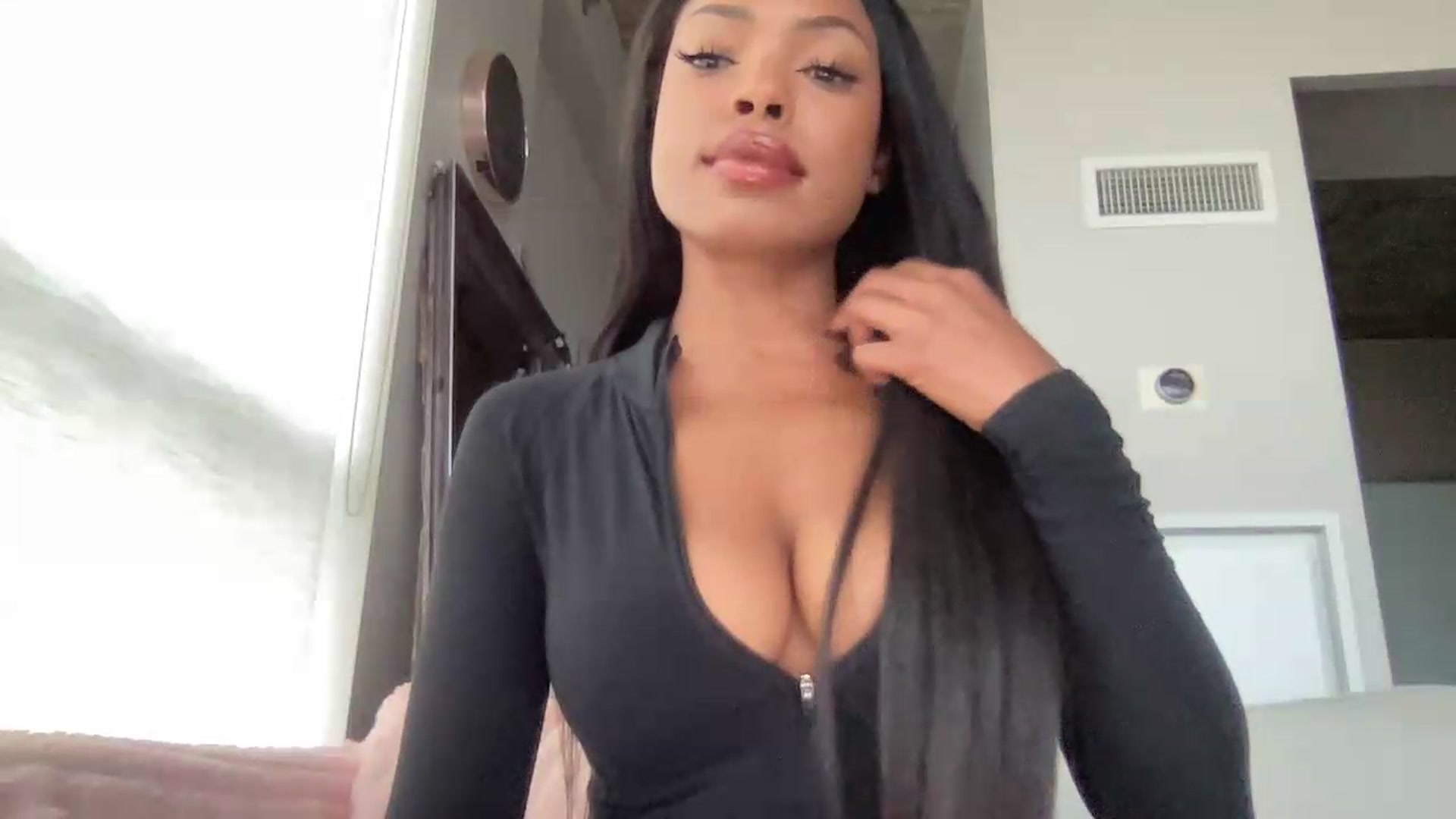 Gallery image thumbnail from EmiliaBrooks's myfreecams stream on, 09/18/2026, 23:23 image 4 of 20