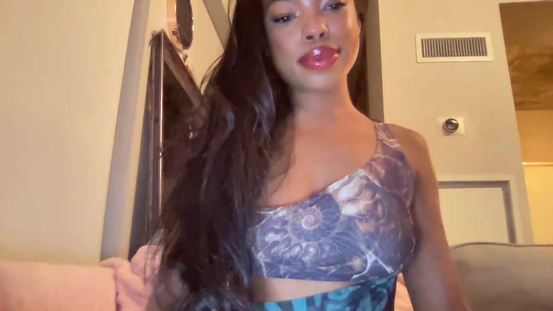 Gallery image thumbnail from EmiliaBrooks's myfreecams stream on, 10/01/2026, 01:00 image 13 of 20