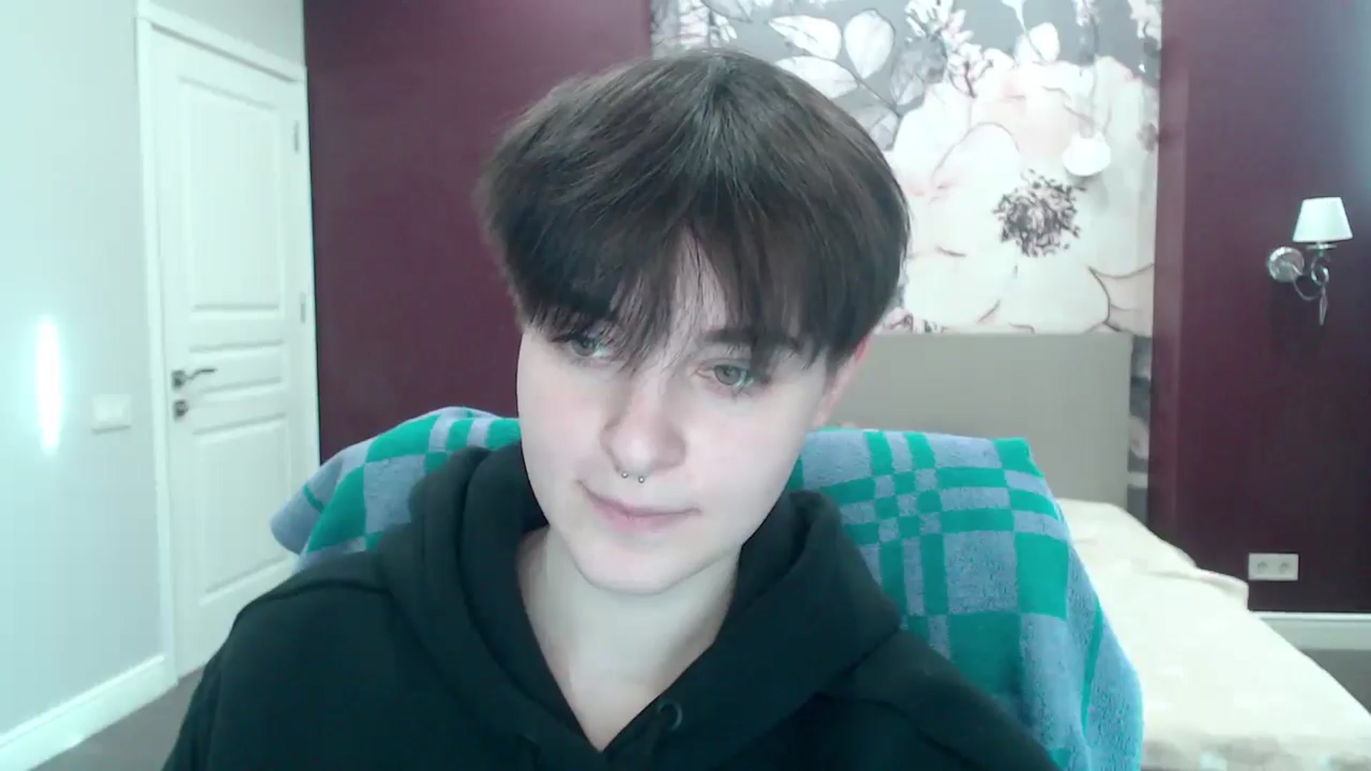 Gallery image thumbnail from EmiliaYours's myfreecams stream on, 03/18/2025, 14:16 image 14 of 20