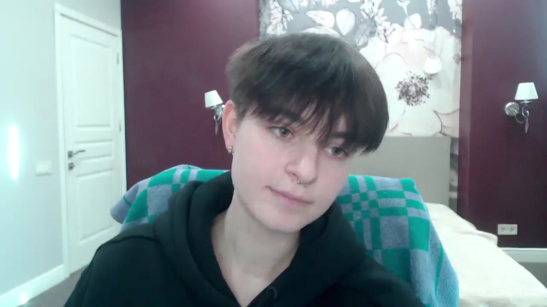 Gallery image thumbnail from EmiliaYours's myfreecams stream on, 03/18/2025, 14:16 image 18 of 20