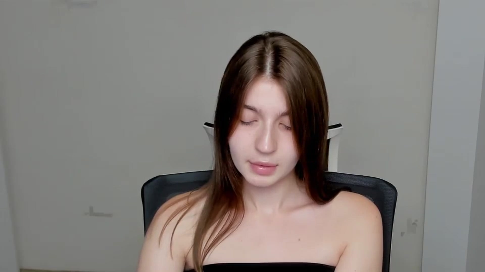 Gallery image thumbnail from Emilia_cherry's myfreecams stream on, 07/03/2024, 09:27 image 11 of 20