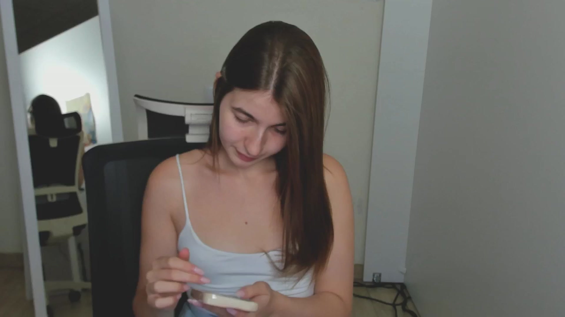 Gallery image thumbnail from Emilia_cherry's myfreecams stream on, 08/08/2024, 08:27 image 18 of 20