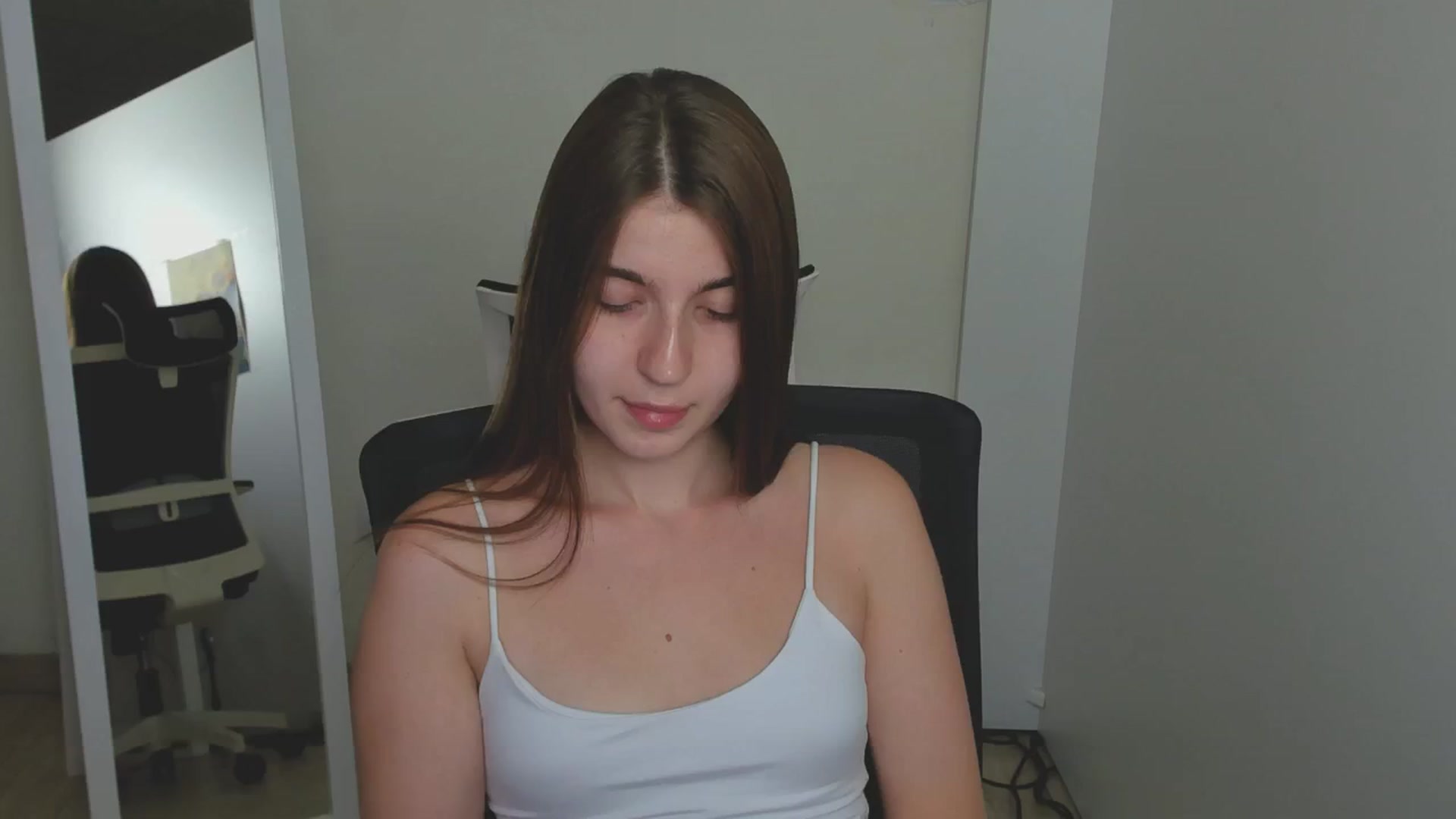 Gallery image thumbnail from Emilia_cherry's myfreecams stream on, 08/08/2024, 11:09 image 7 of 20