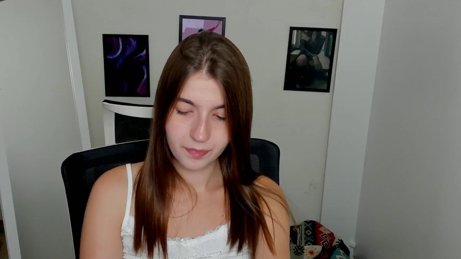 Gallery image thumbnail from Emilia_cherry's myfreecams stream on, 09/10/2024, 08:45 image 13 of 20