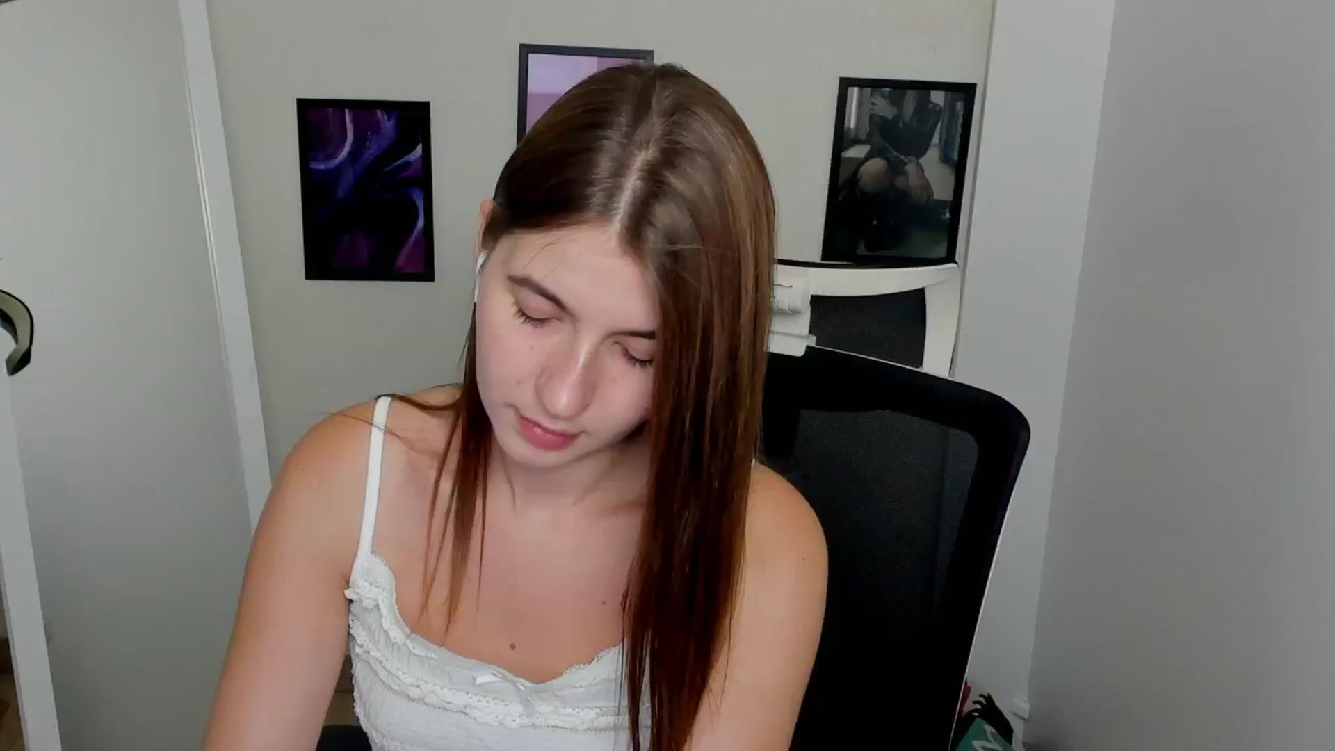 Gallery image thumbnail from Emilia_cherry's myfreecams stream on, 09/10/2024, 08:45 image 19 of 20