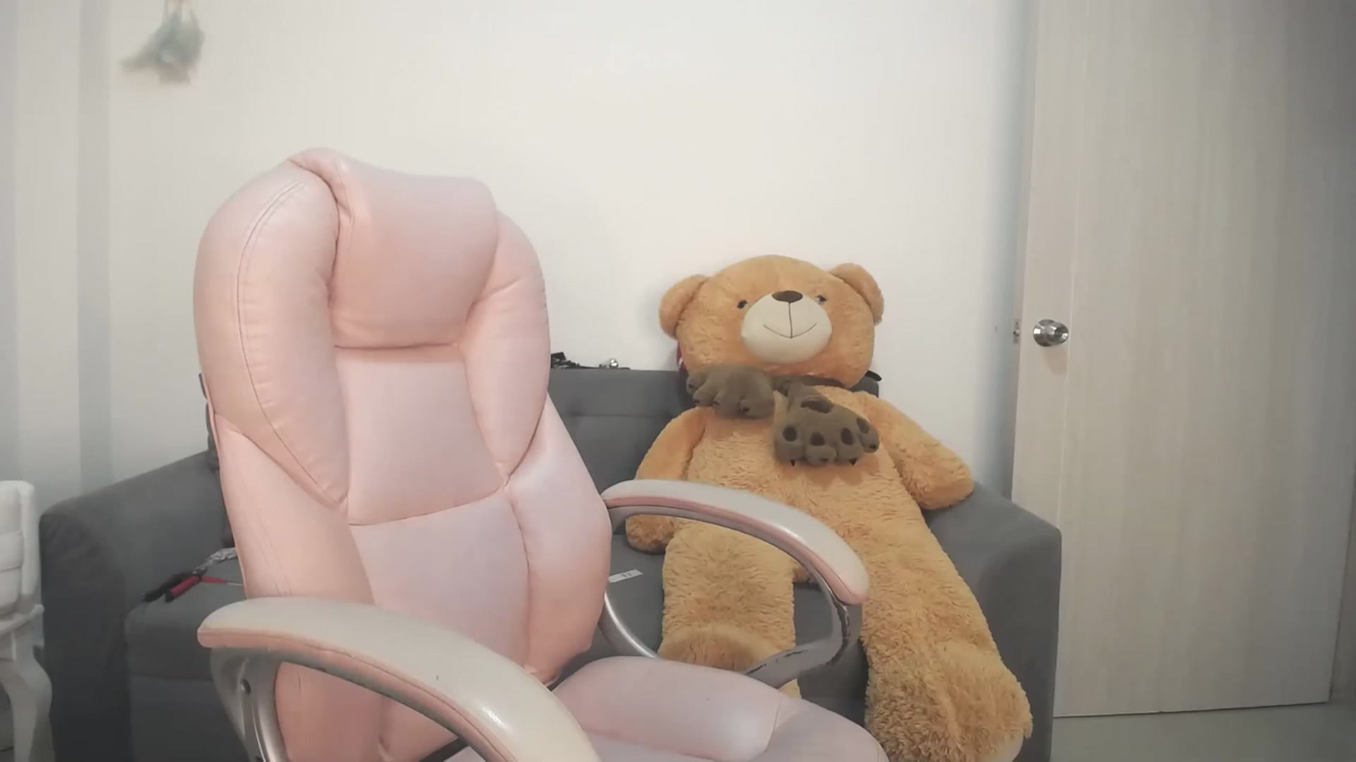 Gallery image thumbnail from Emiliarain's myfreecams stream on, 11/15/2022, 06:42 image 10 of 20