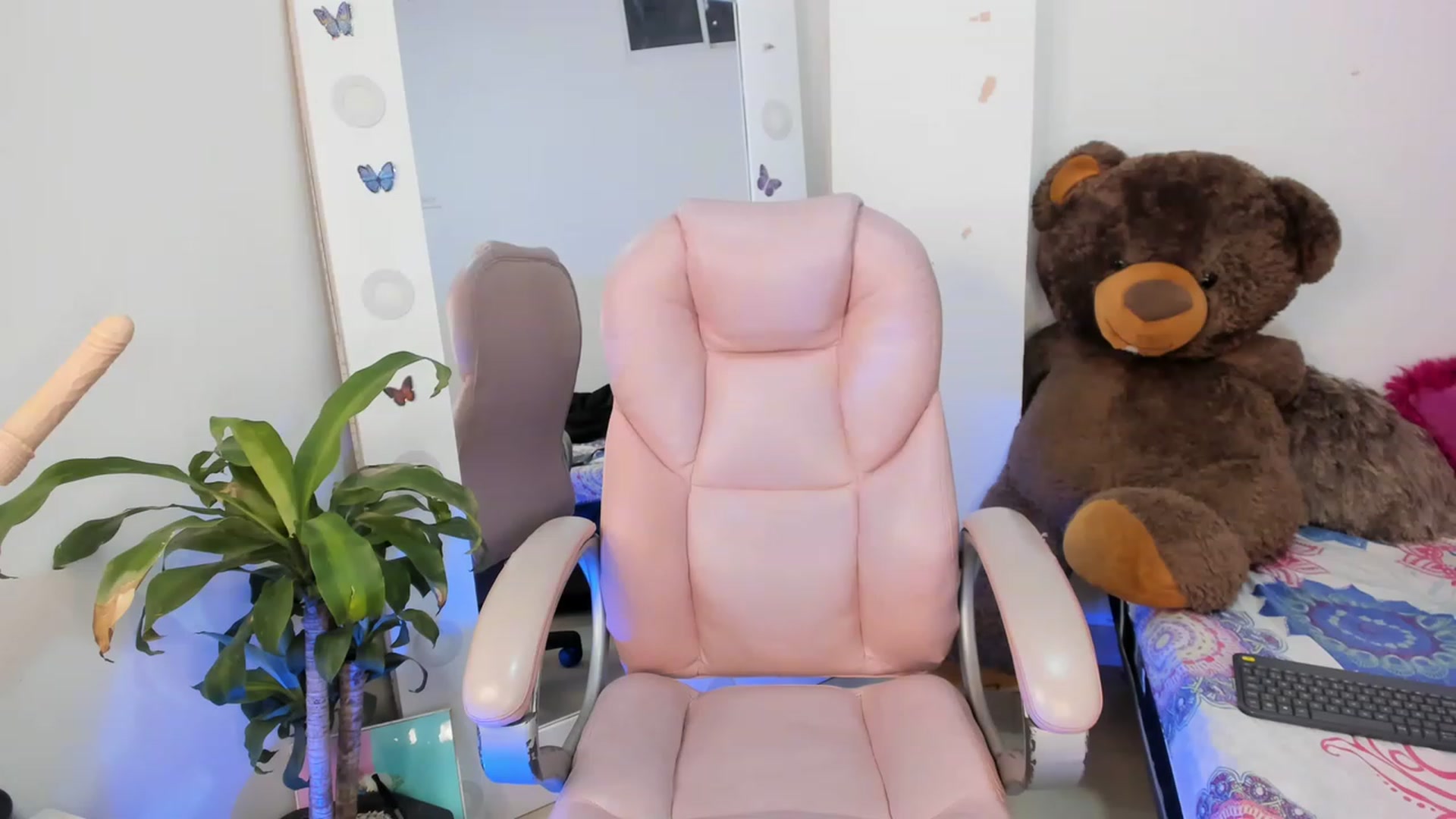 Gallery image thumbnail from Emiliarain's myfreecams stream on, 02/20/2023, 17:15 image 2 of 20