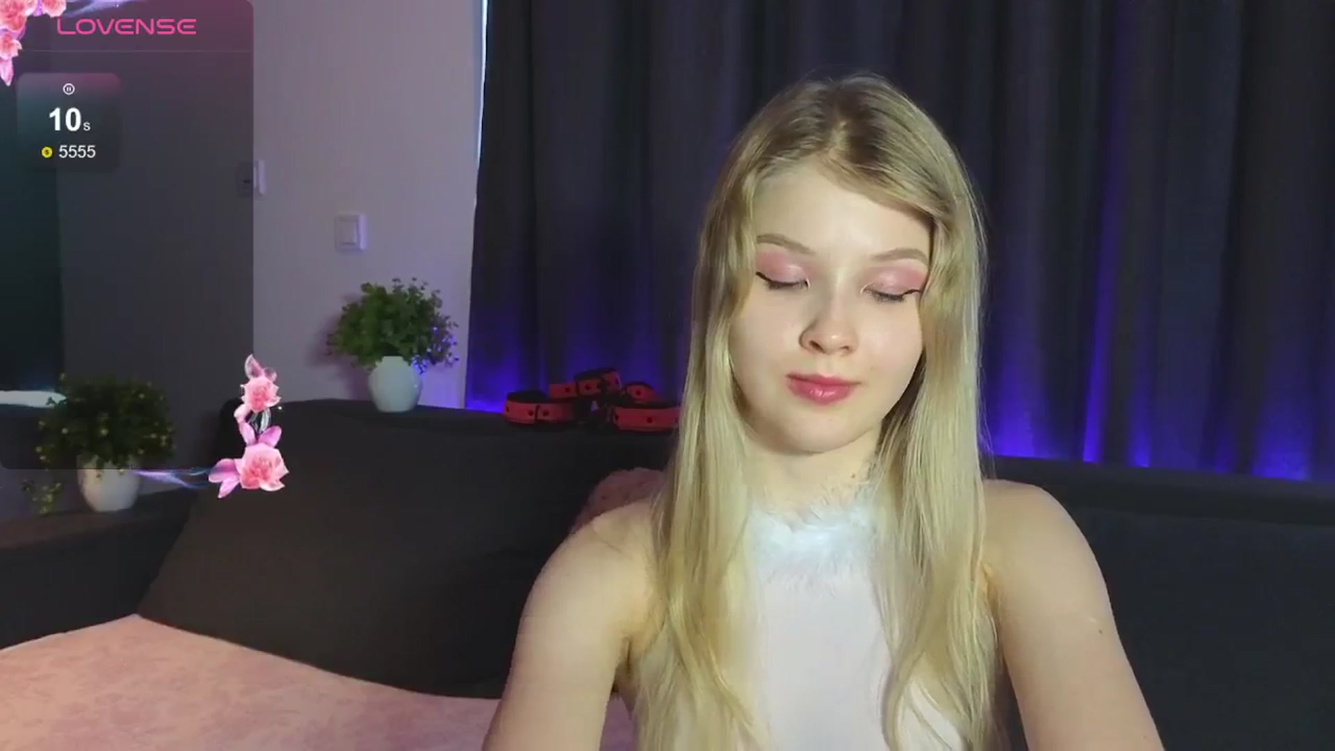 Gallery image thumbnail from Emiliya_Cute's myfreecams stream on, 07/23/2024, 16:48 image 13 of 20