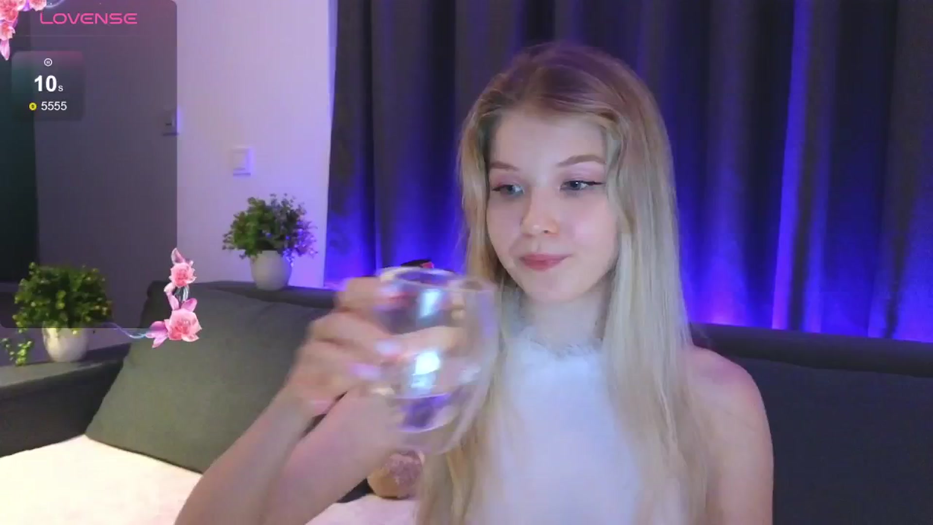 Gallery image thumbnail from Emiliya_Cute's myfreecams stream on, 07/23/2024, 19:29 image 13 of 20