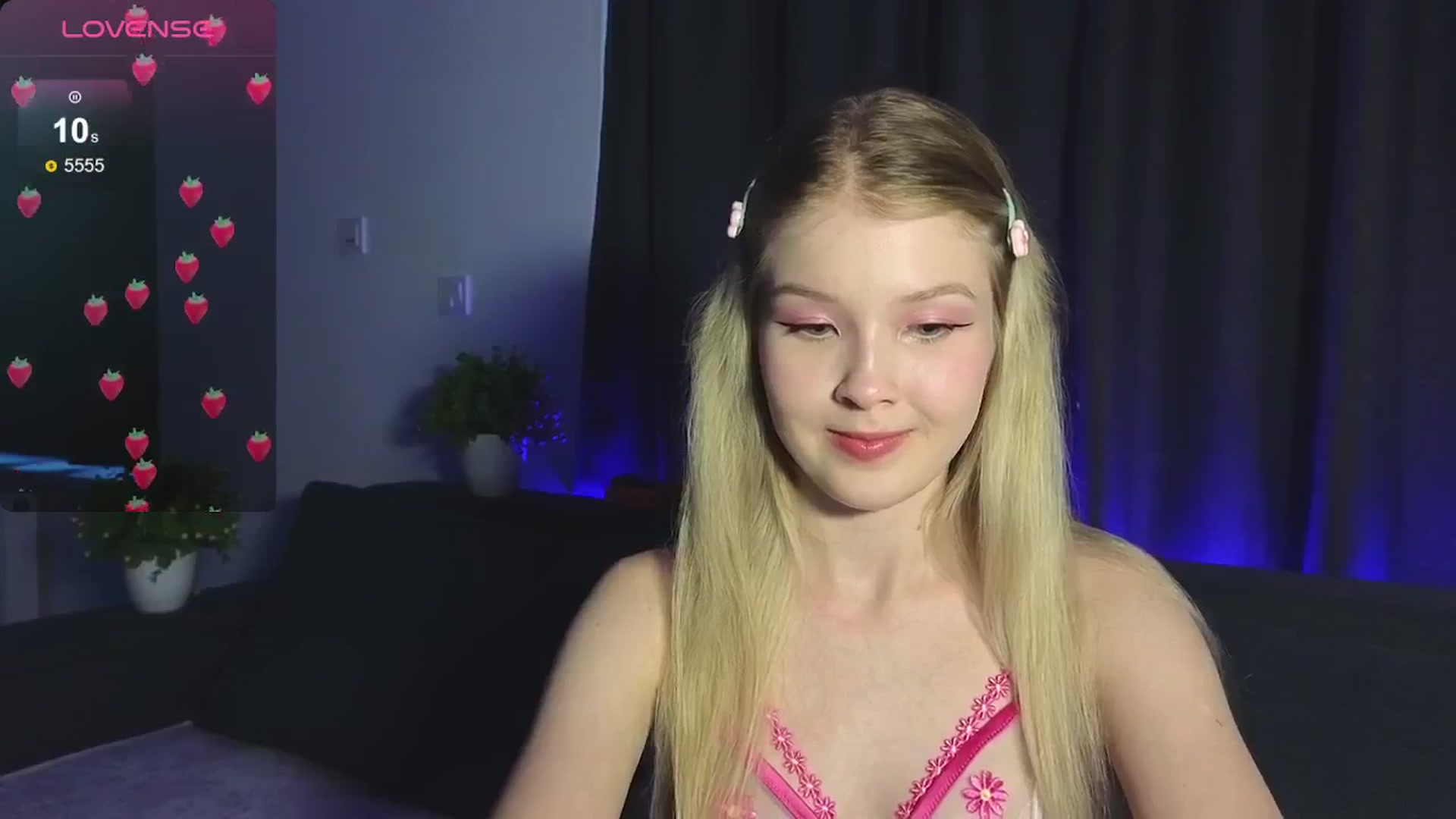 Gallery image thumbnail from Emiliya_Cute's myfreecams stream on, 07/25/2024, 17:36 image 14 of 20