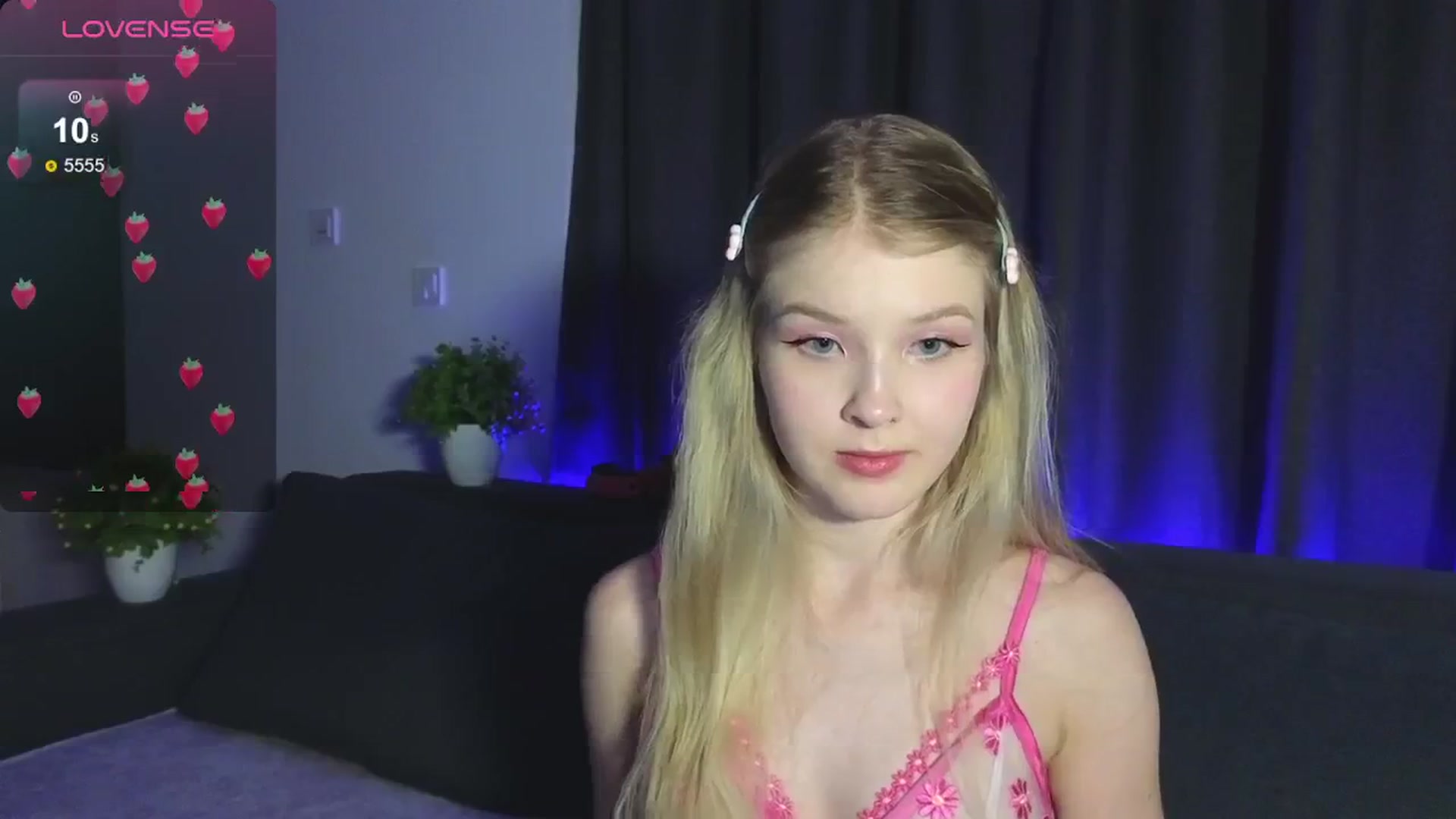 Gallery image thumbnail from Emiliya_Cute's myfreecams stream on, 07/25/2024, 18:29 image 17 of 20