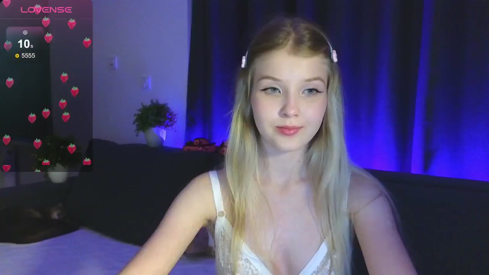 Gallery image thumbnail from Emiliya_Cute's myfreecams stream on, 08/05/2024, 18:33 image 14 of 20