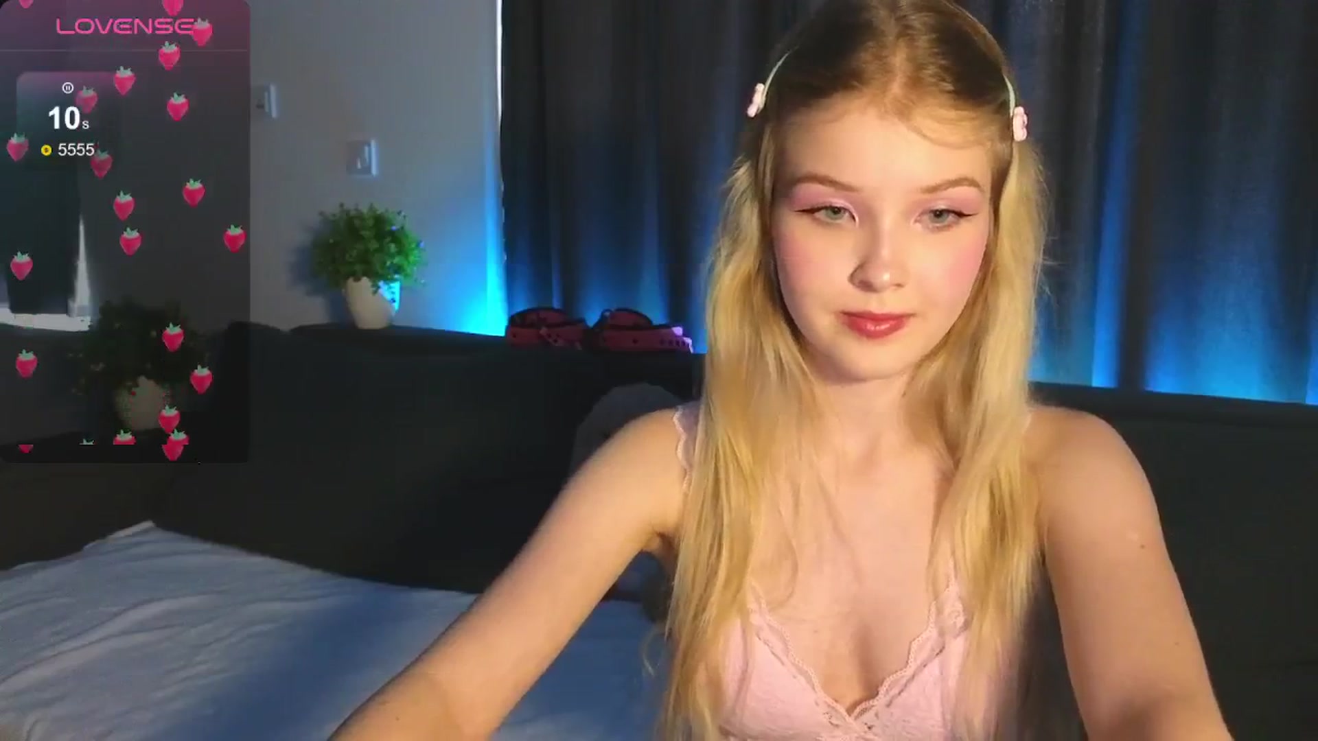 Gallery image thumbnail from Emiliya_Cute's myfreecams stream on, 08/07/2024, 16:20 image 15 of 20