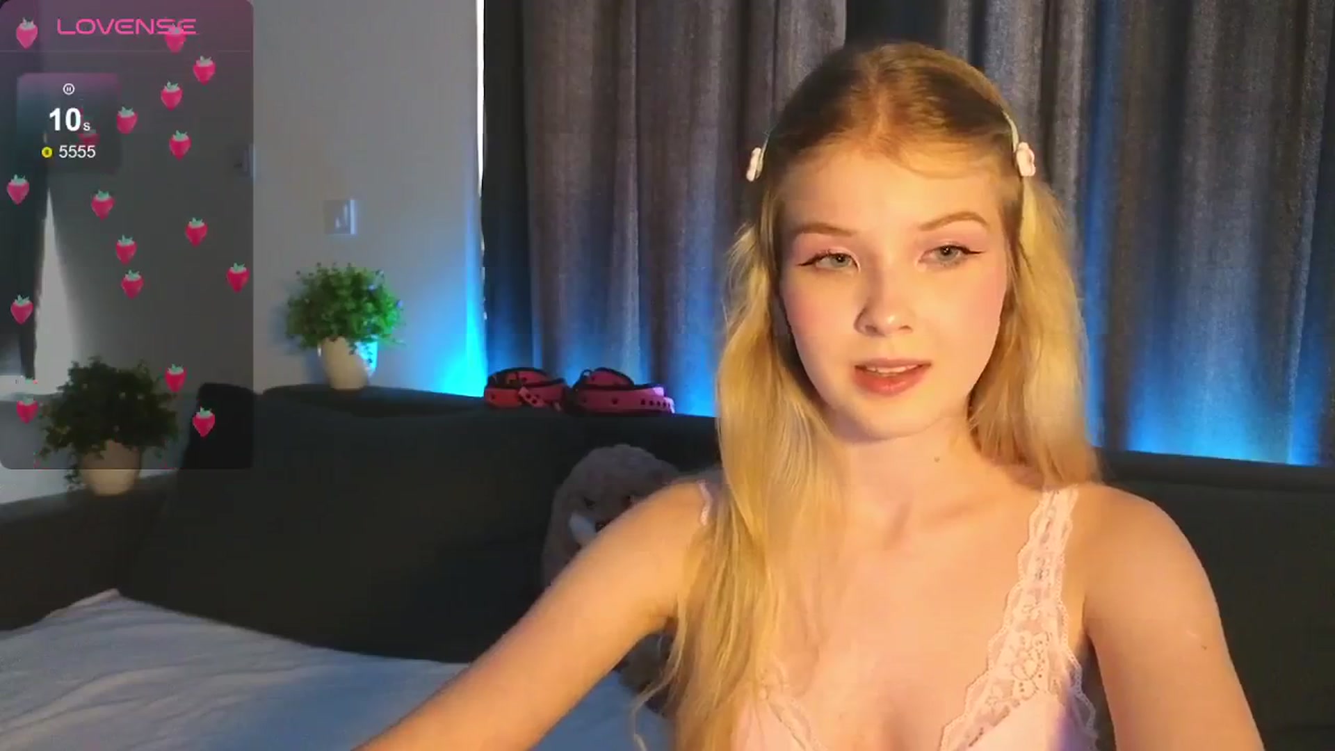 Gallery image thumbnail from Emiliya_Cute's myfreecams stream on, 08/07/2024, 16:20 image 8 of 20