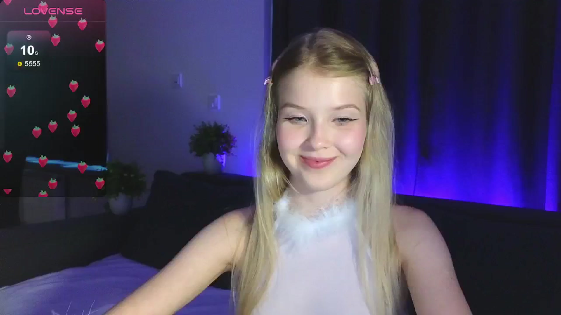 Gallery image thumbnail from Emiliya_Cute's myfreecams stream on, 08/08/2024, 17:54 image 16 of 20