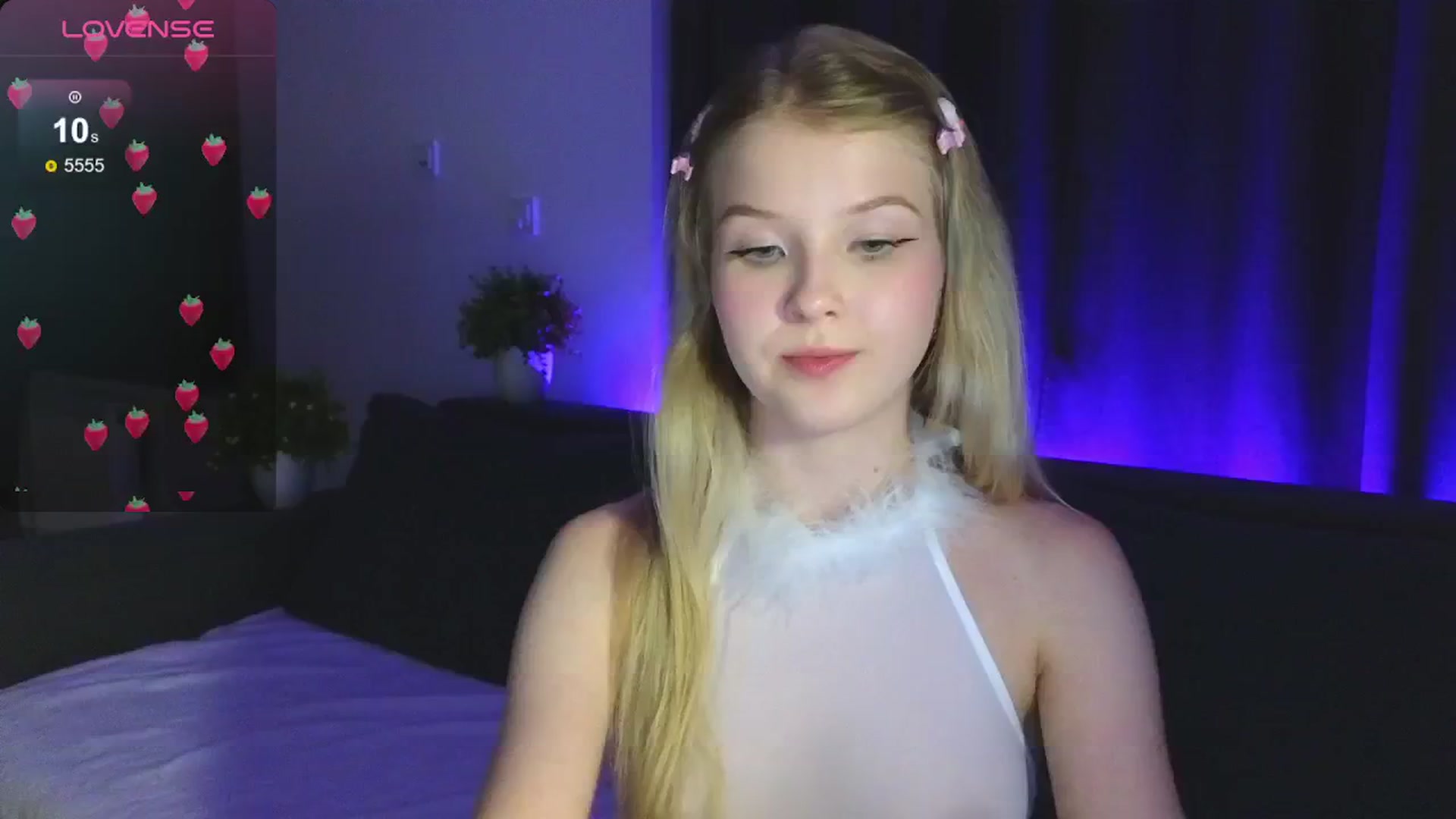 Gallery image thumbnail from Emiliya_Cute's myfreecams stream on, 08/08/2024, 18:21 image 10 of 20