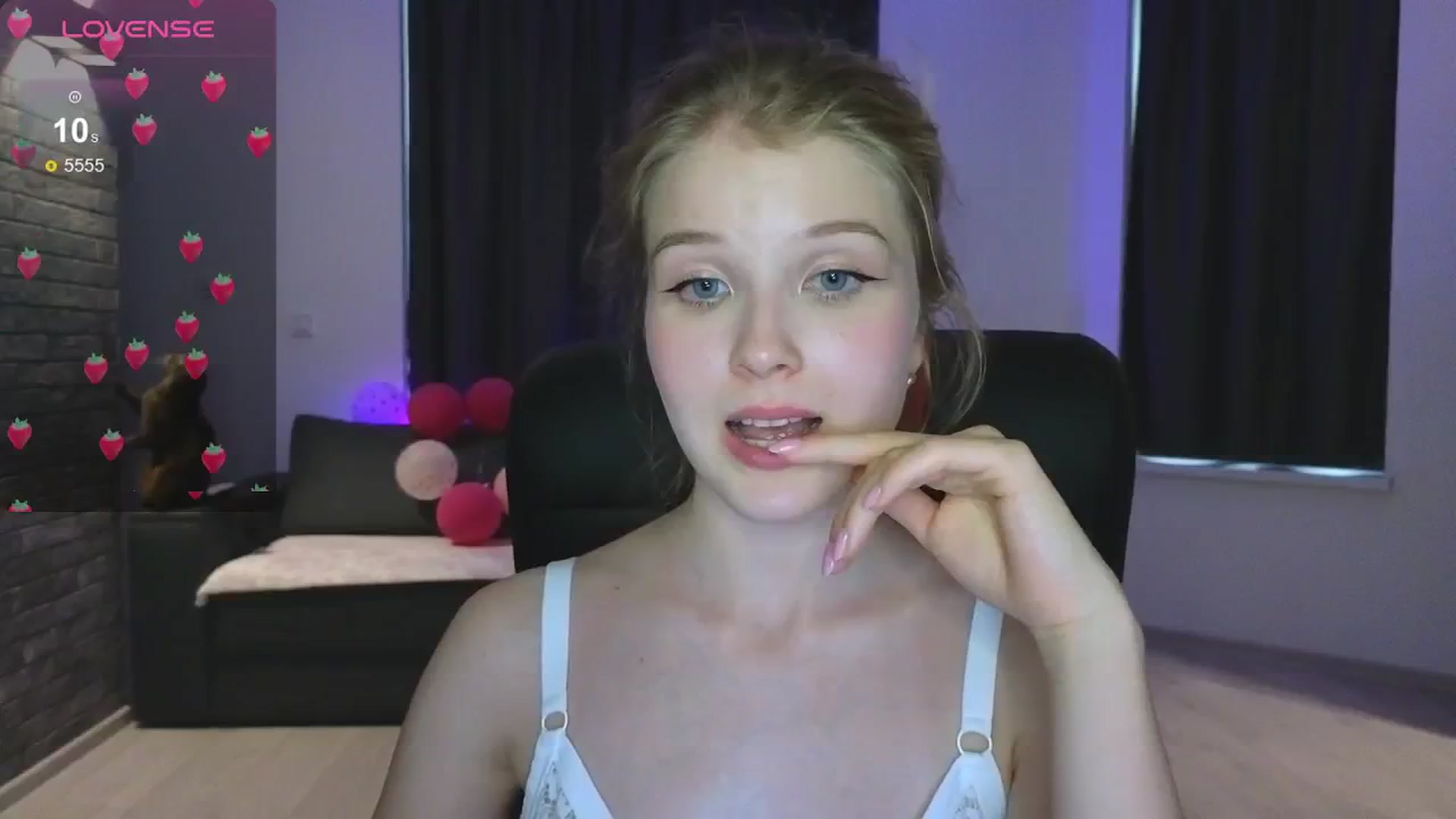 Gallery image thumbnail from Emiliya_Cute's myfreecams stream on, 08/18/2024, 17:18 image 11 of 20