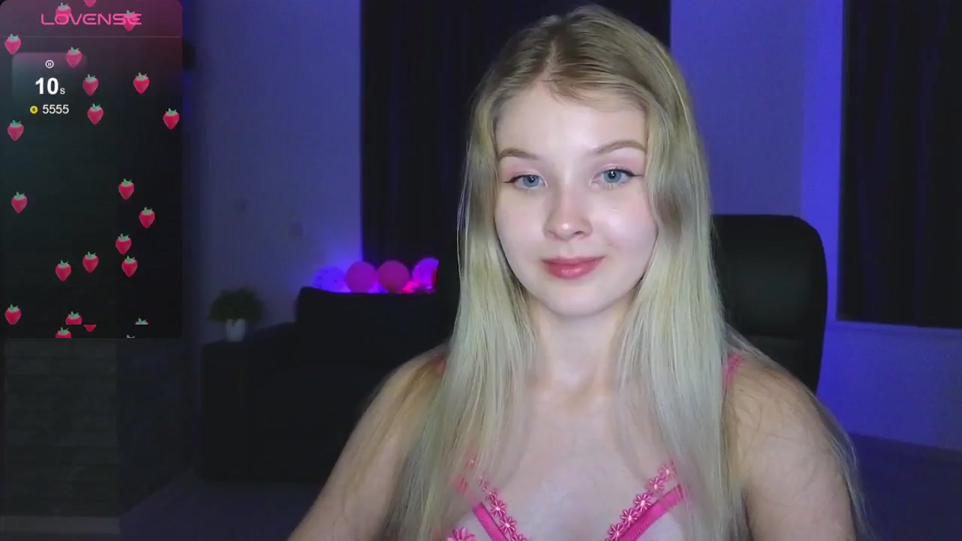 Gallery image thumbnail from Emiliya_Cute's myfreecams stream on, 08/22/2024, 19:17 image 13 of 20
