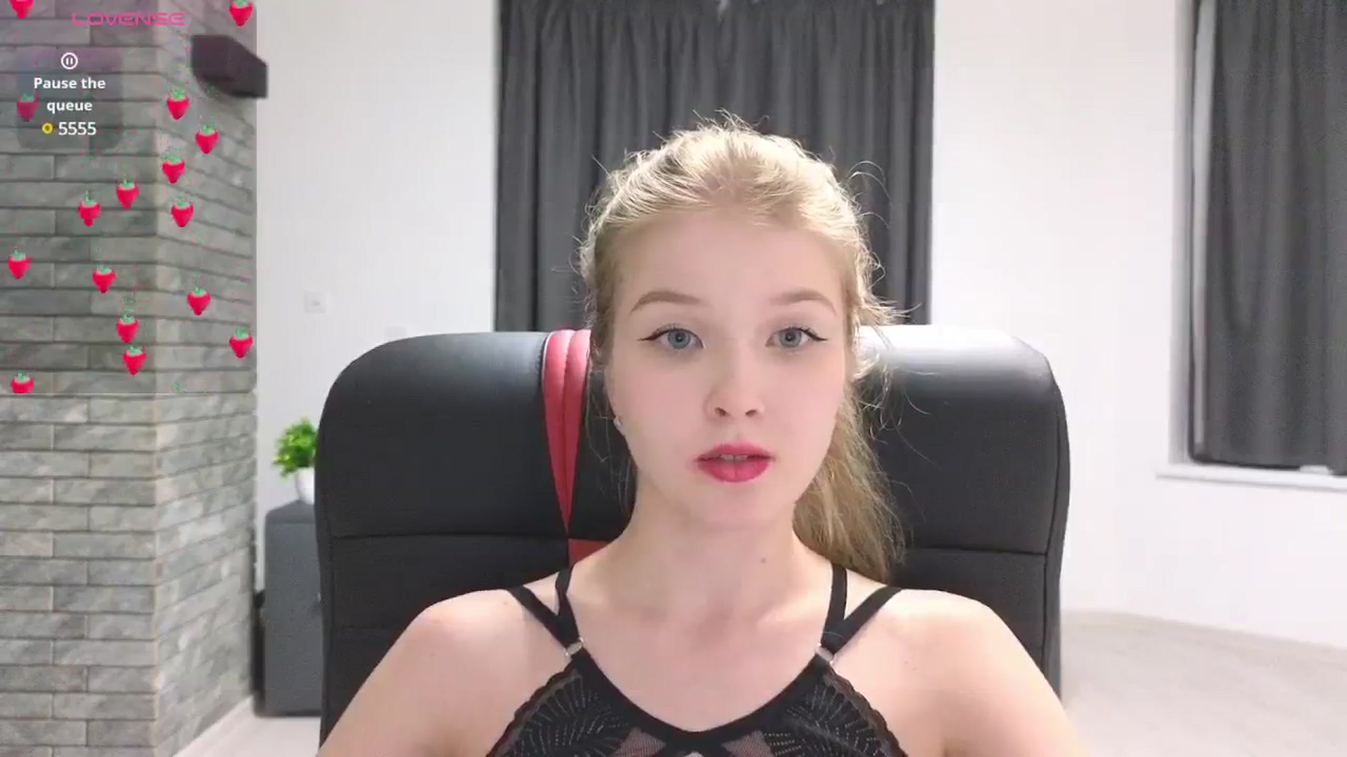 Gallery image thumbnail from Emiliya_Cute's myfreecams stream on, 09/26/2024, 16:03 image 18 of 20