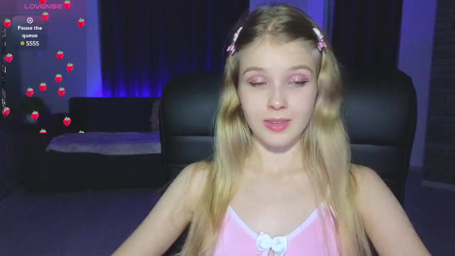 Gallery image thumbnail from Emiliya_Cute's myfreecams stream on, 10/03/2024, 15:57 image 19 of 20