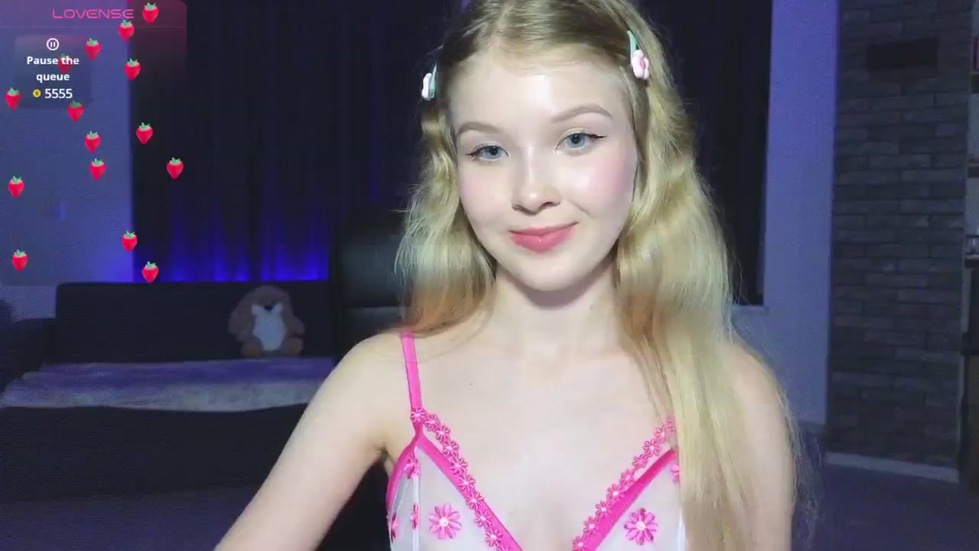 Gallery image thumbnail from Emiliya_Cute's myfreecams stream on, 10/05/2024, 16:00 image 17 of 20