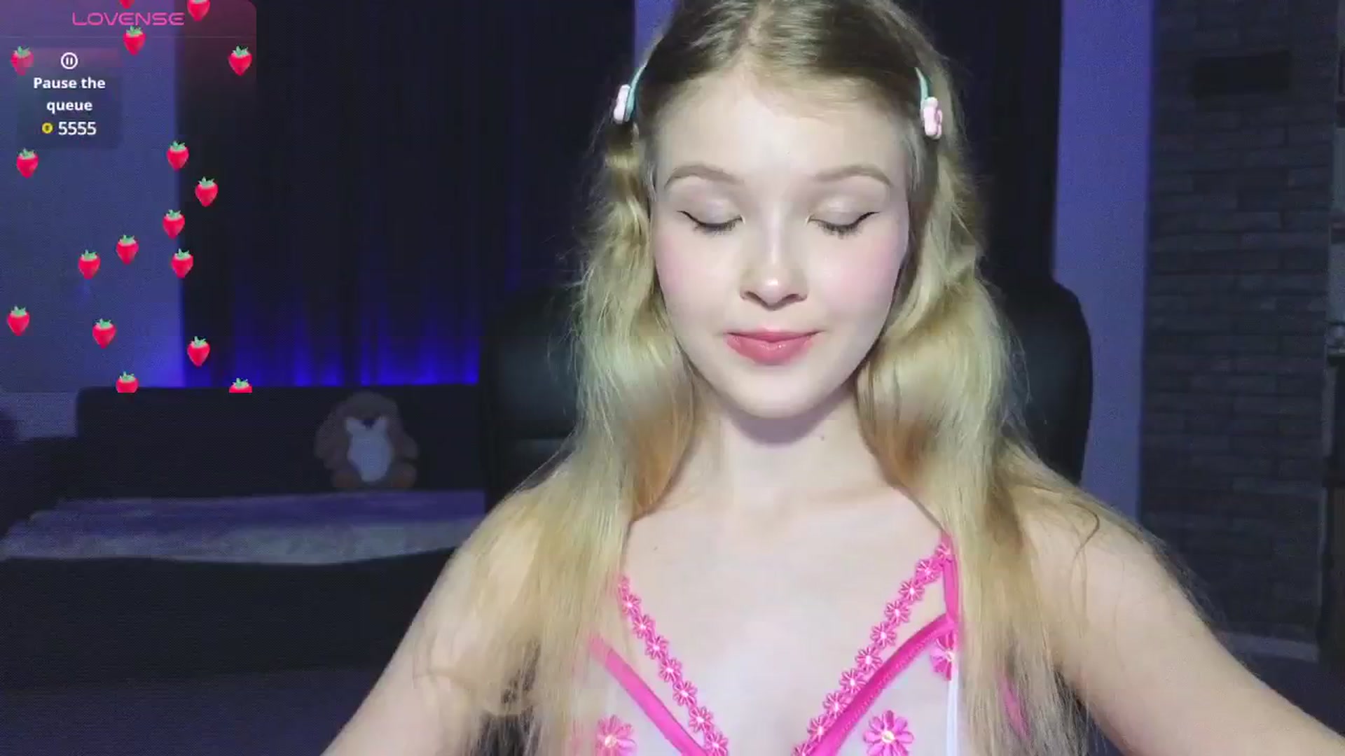 Gallery image thumbnail from Emiliya_Cute's myfreecams stream on, 10/05/2024, 16:18 image 1 of 20