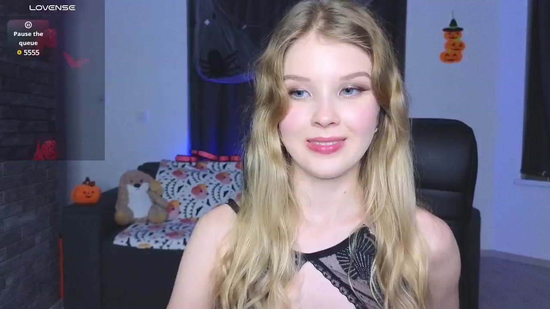 Gallery image thumbnail from Emiliya_Cute's myfreecams stream on, 11/10/2024, 19:33 image 6 of 20