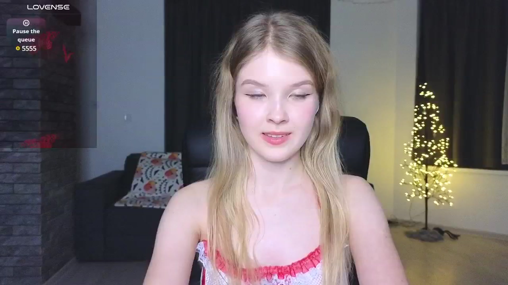 Gallery image thumbnail from Emiliya_Cute's myfreecams stream on, 11/17/2024, 18:10 image 14 of 20