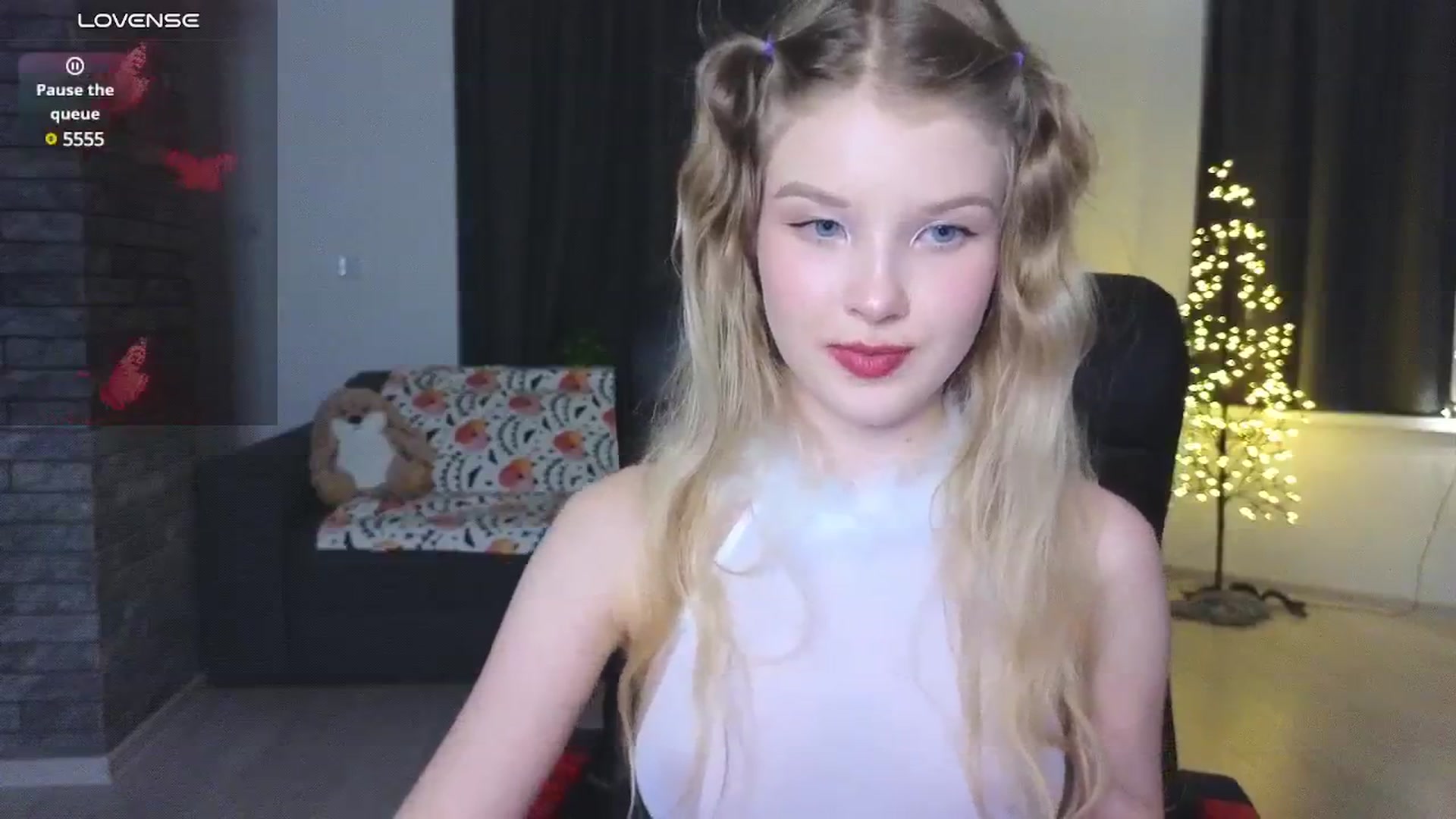 Gallery image thumbnail from Emiliya_Cute's myfreecams stream on, 11/22/2024, 15:38 image 15 of 20