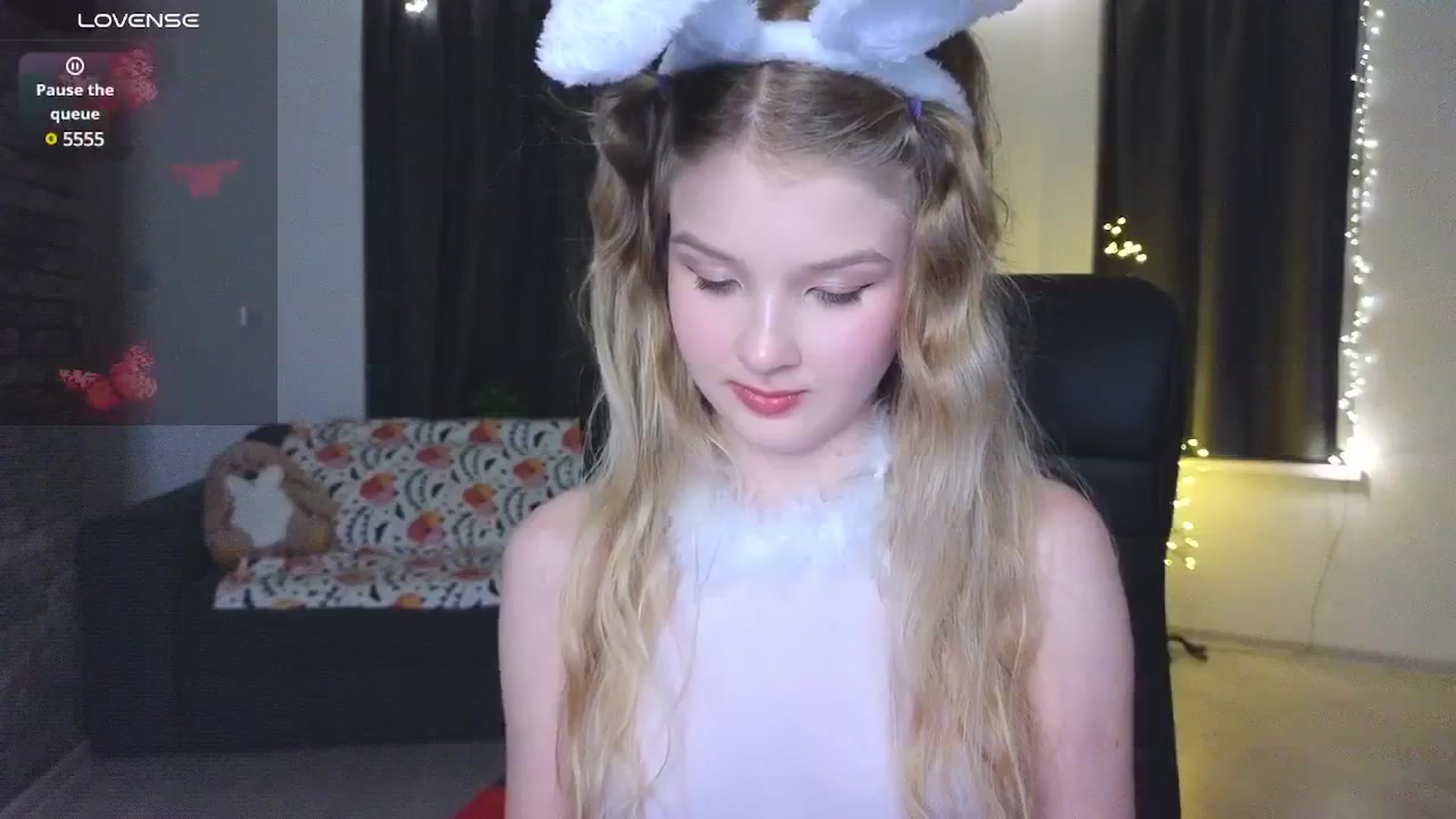 Gallery image thumbnail from Emiliya_Cute's myfreecams stream on, 11/22/2024, 19:25 image 10 of 20