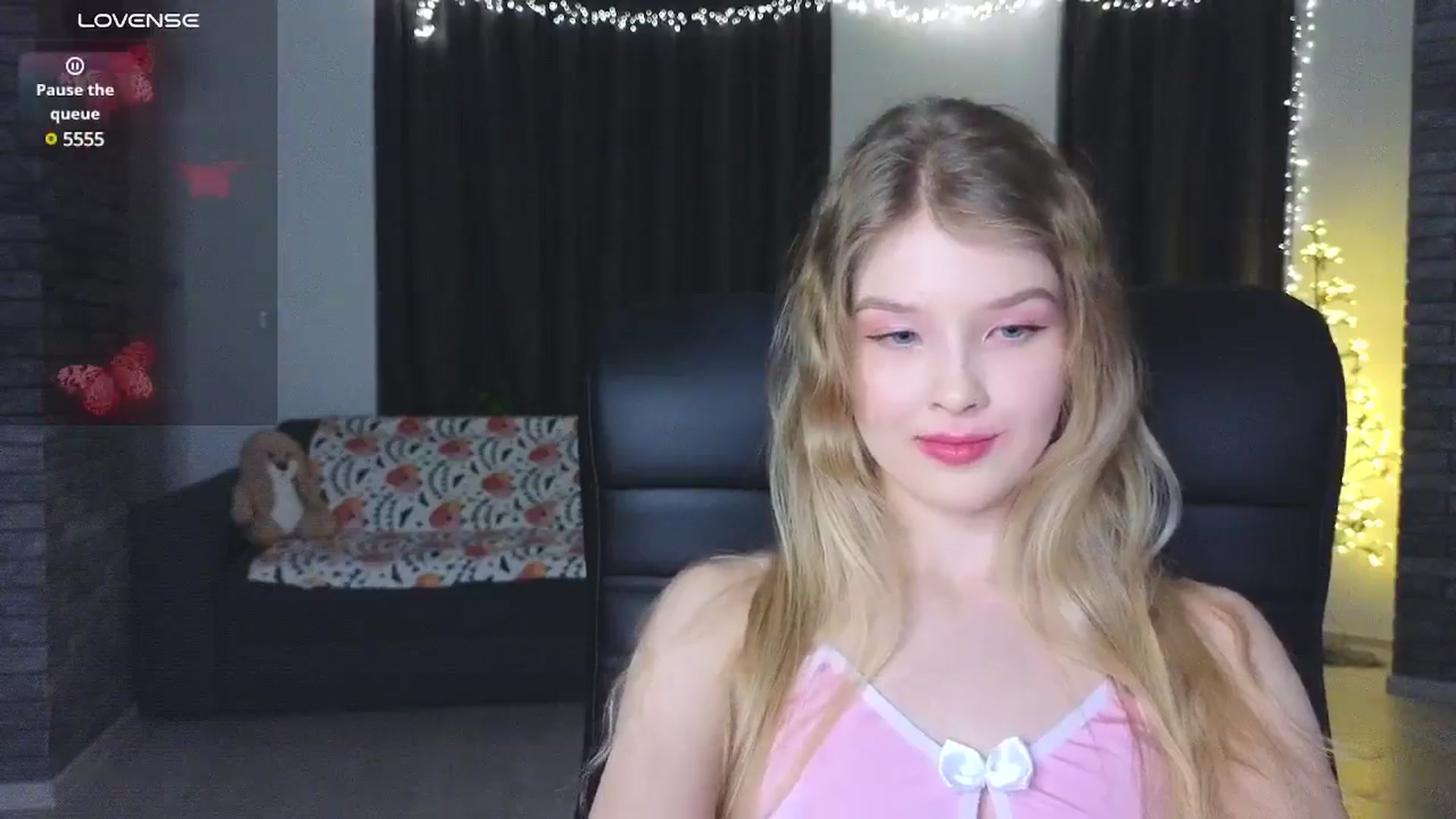 Gallery image thumbnail from Emiliya_Cute's myfreecams stream on, 12/11/2024, 18:49 image 11 of 20