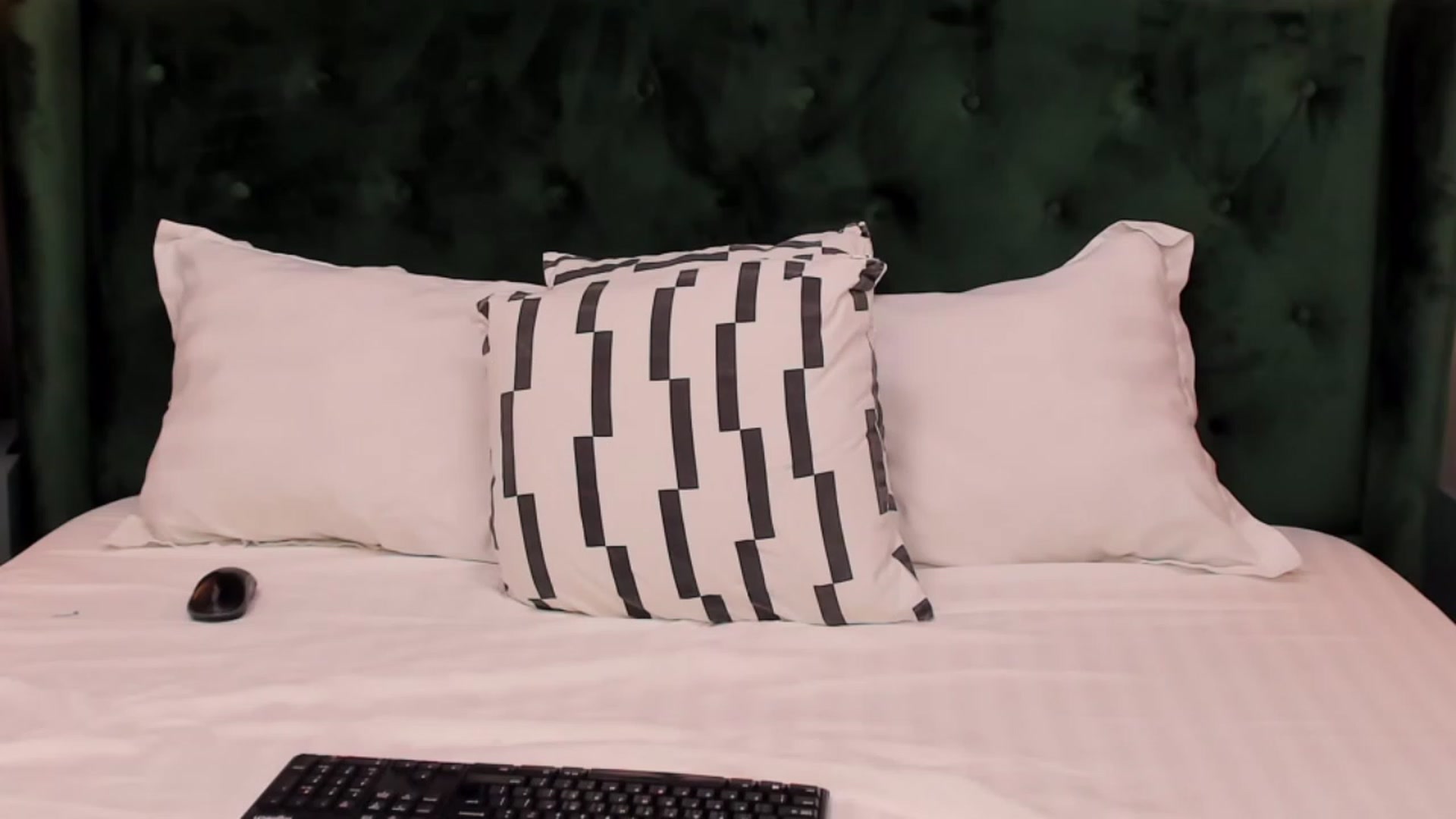 Gallery image thumbnail from EmillyBronte's myfreecams stream on, 05/25/2023, 22:03 image 12 of 20