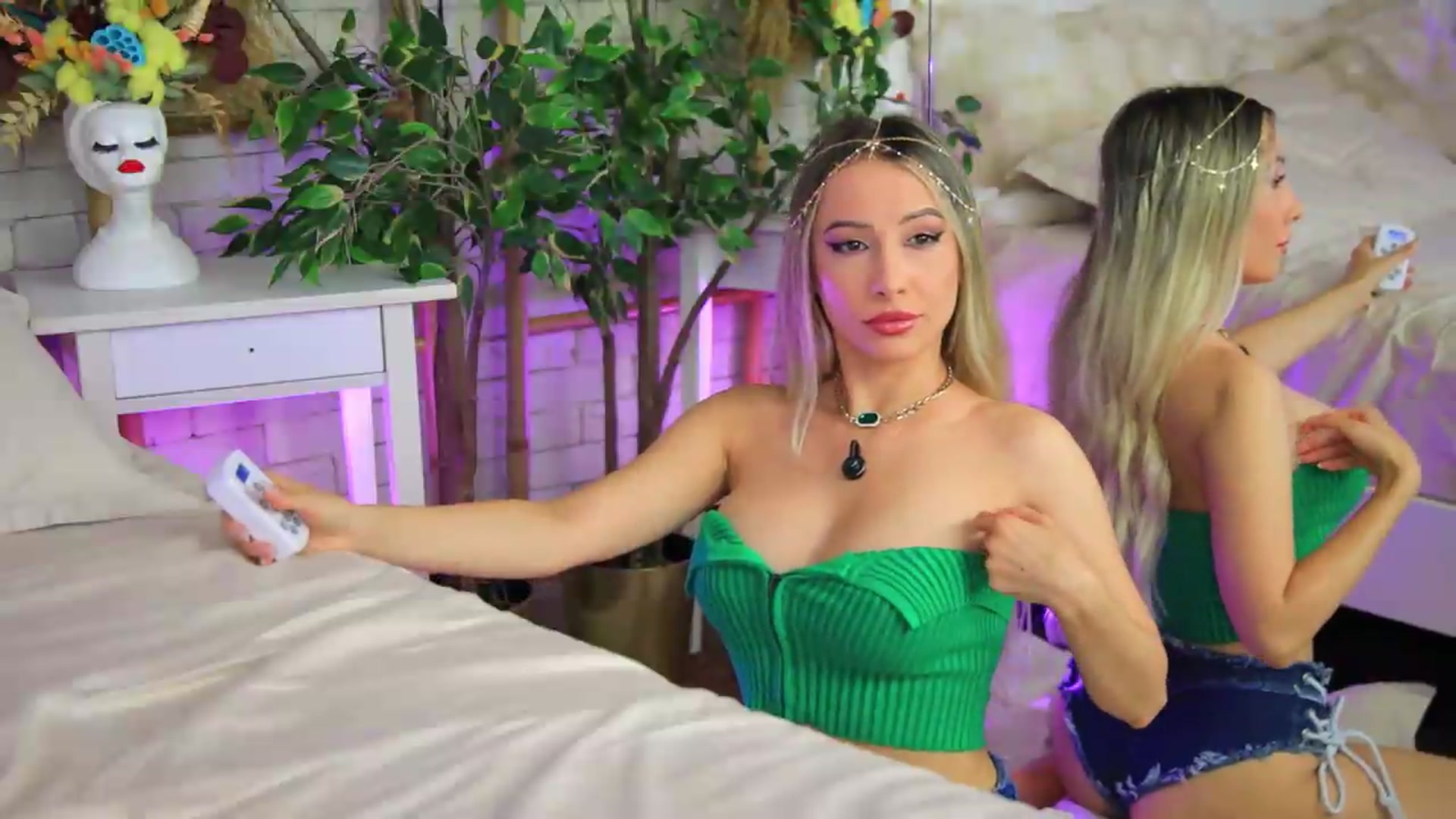 Gallery image thumbnail from EmillyBronte's myfreecams stream on, 08/17/2026, 20:20 image 19 of 20