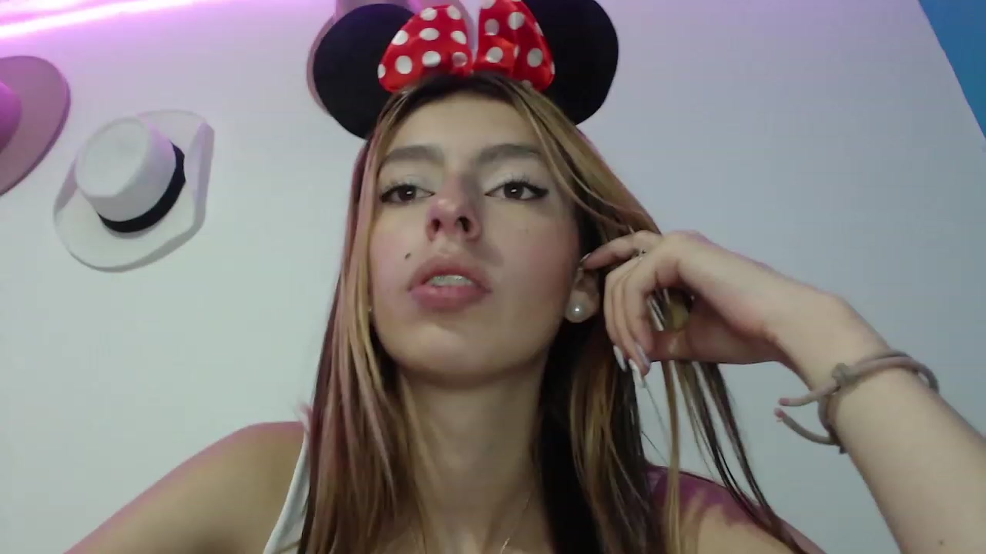 Gallery image thumbnail from Emily18angel's myfreecams stream on, 12/31/2022, 21:24 image 3 of 20