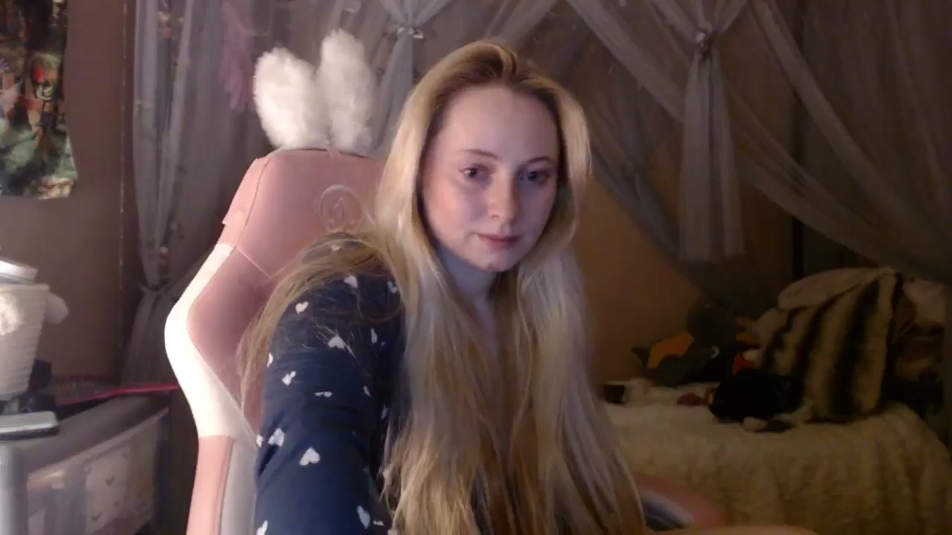 Gallery image thumbnail from EmilyAngel18's myfreecams stream on, 02/09/2025, 21:27 image 6 of 20